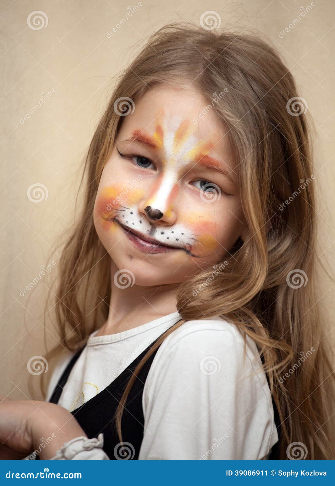 Petite Fille Avec Le Portrait De Maquillage De Peinture De Chat Image Stock Image Du Verticale Joyeux Petite Fille Avec Le Portrait De Maquillage De Peinture De Chat Image Stock Image Du Verticale Joyeux