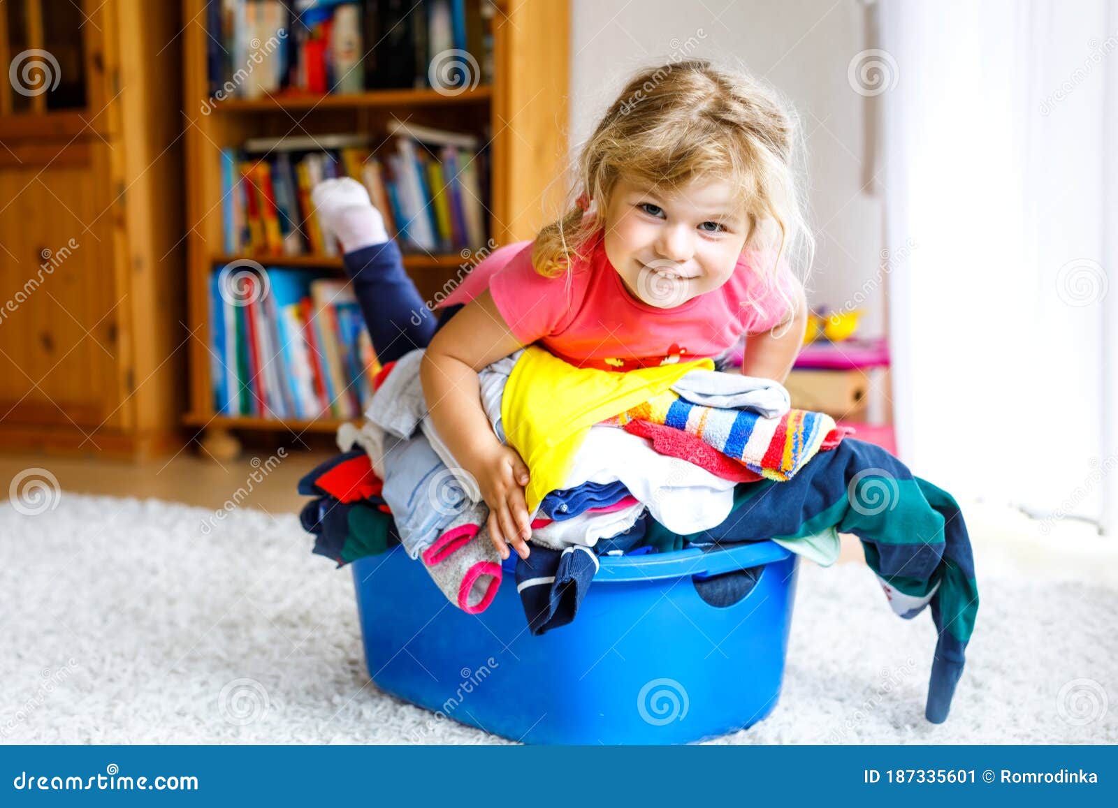 Petite Fille Avec Un Grand Panier Du Linge Propre Fraiche Prete A Repasser Belle Fille Heureuse D Enfants En Bas Age Et De Bebe Image Stock Image Du Fille Amusement Petite Fille Avec Un Grand Panier Du Linge Propre Fraiche Prete A Repasser Belle Fille Heureuse D Enfants En Bas Age Et De Bebe Image Stock Image Du Fille Amusement