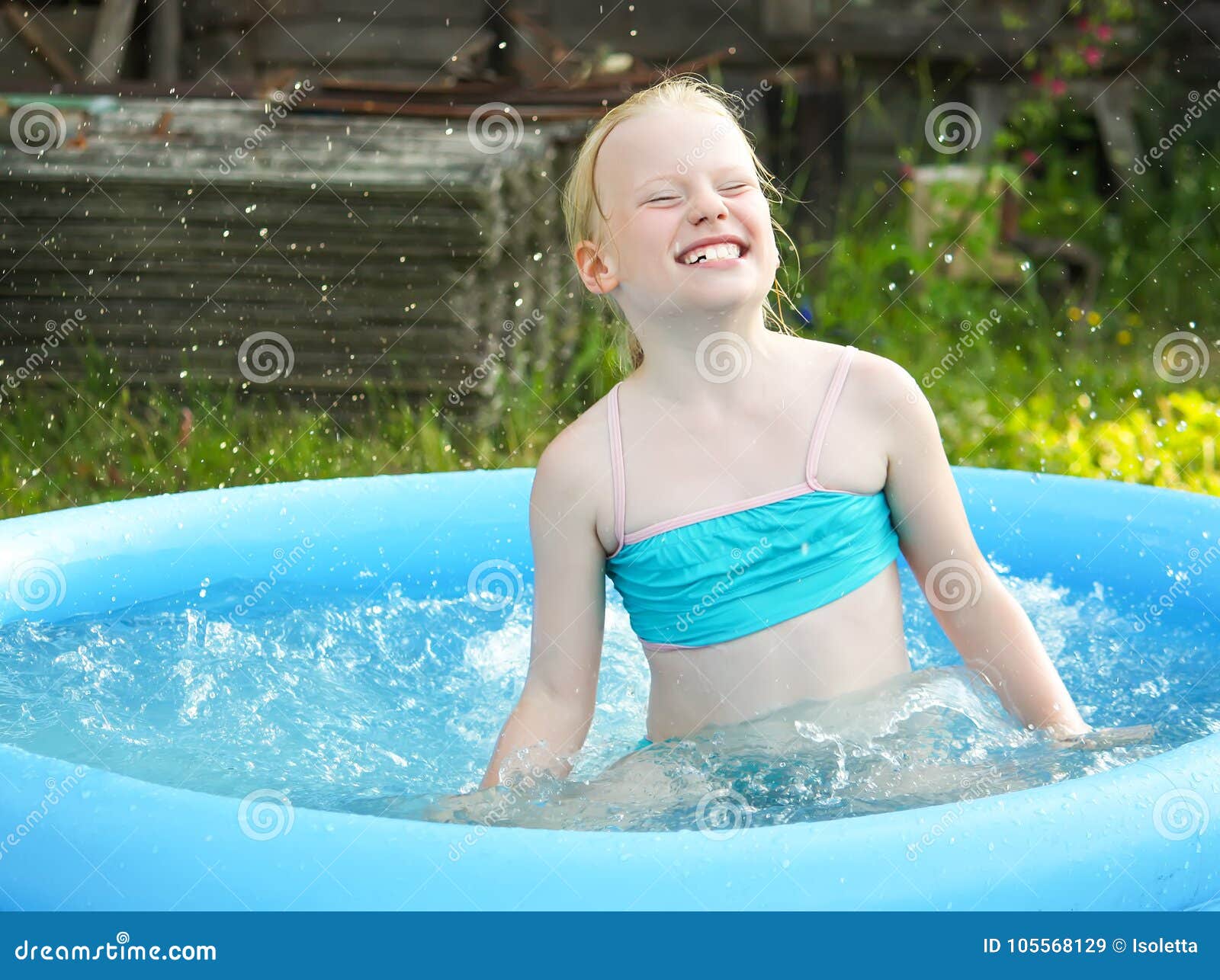 Une petite blonde de 2 à 3 ans, fille, à l'extérieur Photo Stock - Alamy