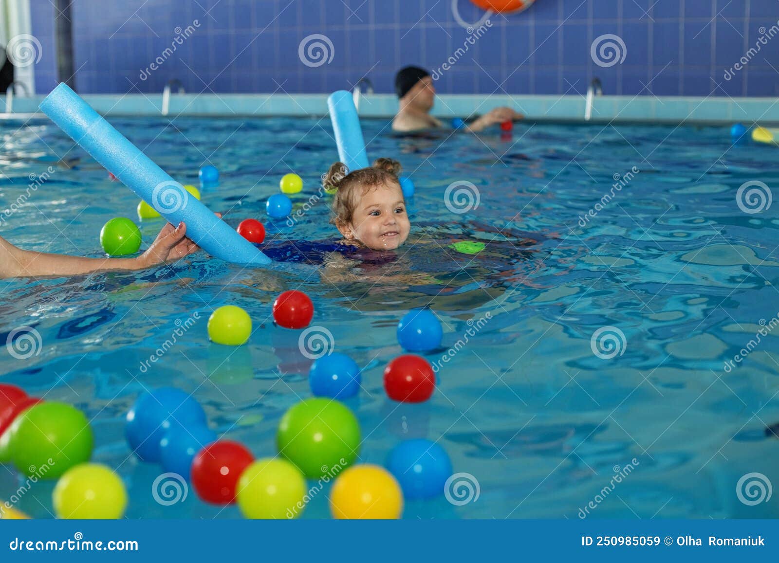 Petite Fille Bouclés En Bas Apprend à Nager Dans La Piscine En