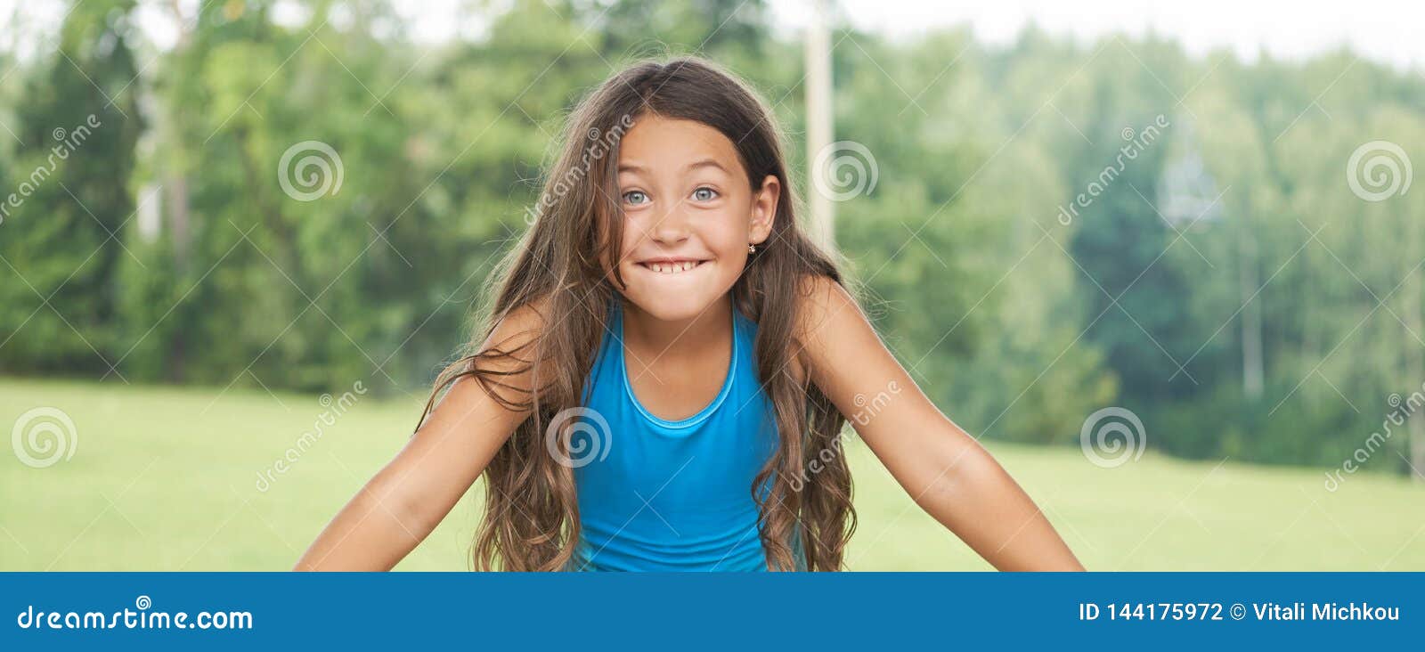 Petite fille caucasienne avec de longs cheveux dans le maillot de bain Enfant heureux. Petite fille caucasienne avec de longs cheveux dans le maillot de bain Portrait en gros plan d'enfant heureux