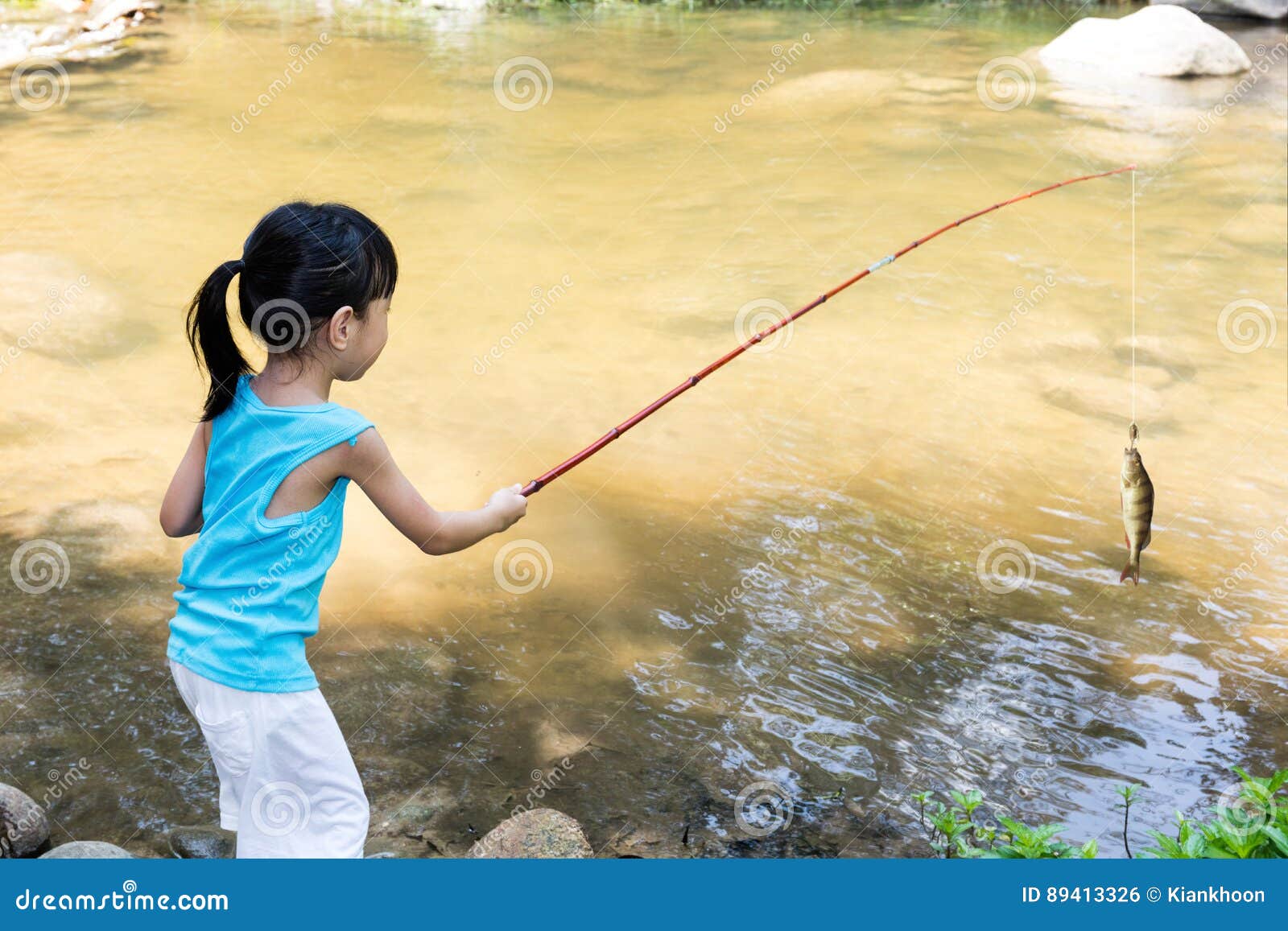 Petite Fille Chinoise Asiatique Pêchant Avec La Canne à Pêche Photo stock -  Image du aventure, environnement: 89413326