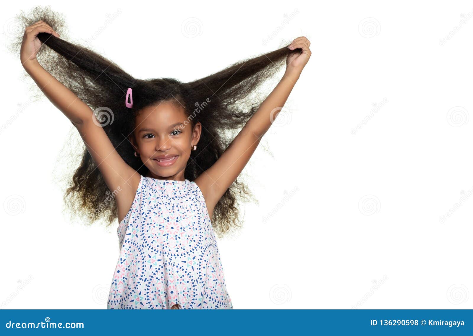 Petite Fille D Afro Americain Mignon Jouant Avec Ses Longs Cheveux Boucles Photo Stock Image Du Joyeux Amusement Petite Fille D Afro Americain Mignon Jouant Avec Ses Longs Cheveux Boucles Photo Stock Image Du Joyeux Amusement