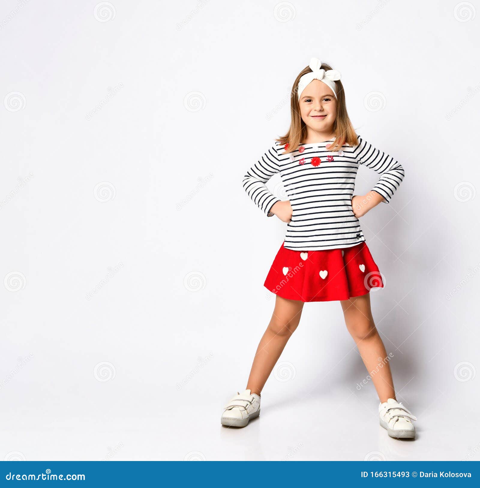 Petite Fille Dans La Jupe Rouge Photo stock - Image du enfant