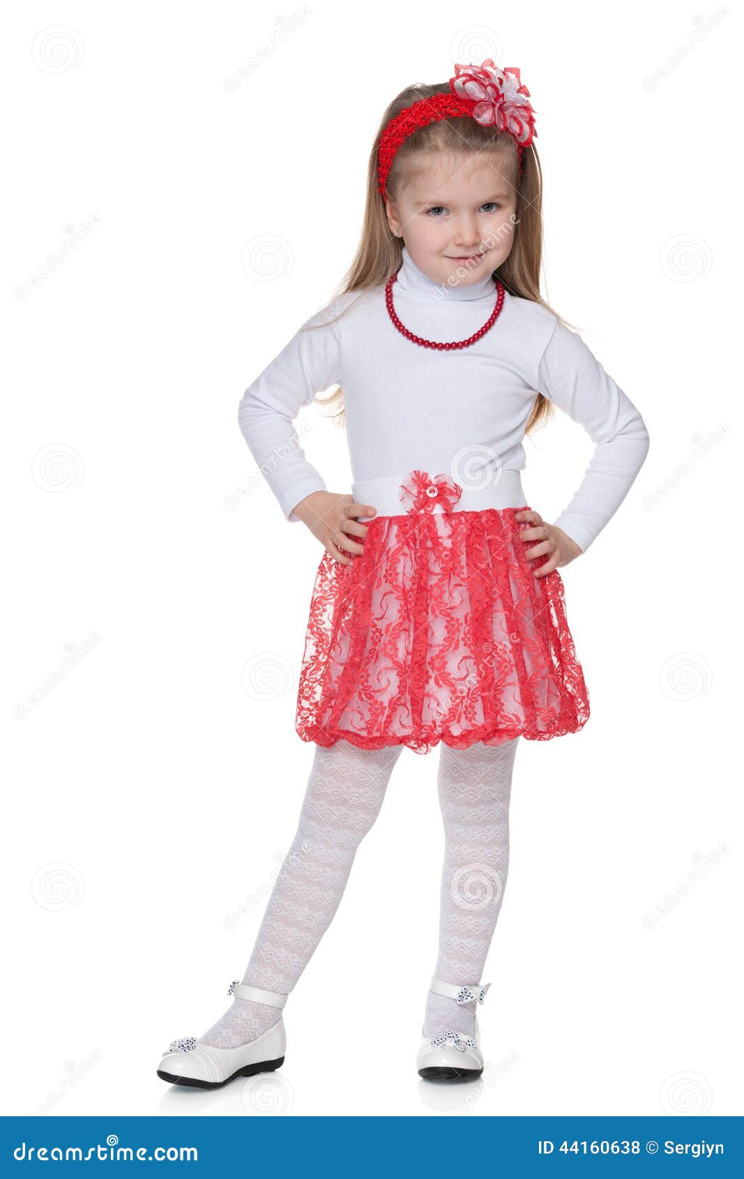 Petite Fille Dans La Jupe Rouge Photo stock - Image du enfant