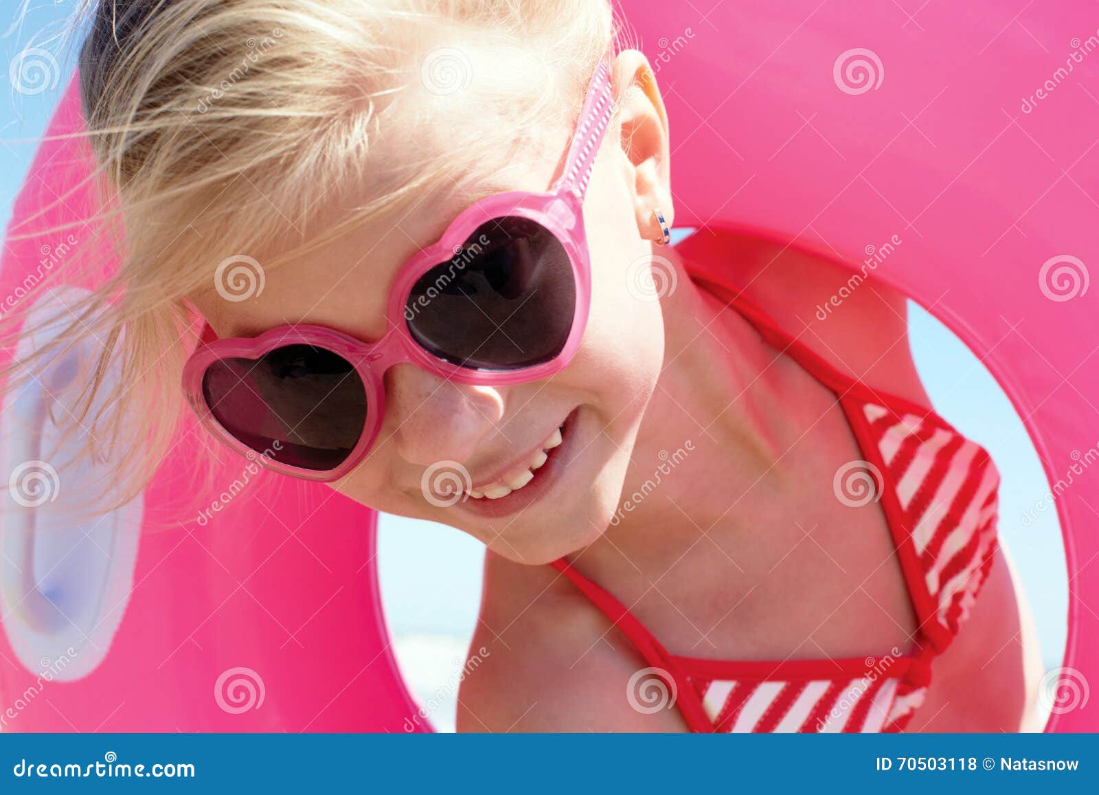 Petite Fille Dans Le Maillot De Bain Jouant Avec Une Bouee De Sauvetage Sur La Mer Photo Stock Image Du Lifestyles Nature Petite Fille Dans Le Maillot De Bain Jouant Avec Une Bouee De Sauvetage Sur La Mer Photo Stock Image Du Lifestyles Nature
