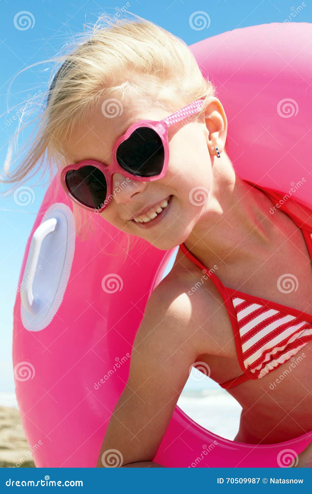 Petite Fille Dans Le Maillot De Bain Jouant Avec Une Bouee De Sauvetage Sur La Mer Image Stock Image Du People Nature Petite Fille Dans Le Maillot De Bain Jouant Avec Une Bouee De Sauvetage Sur La Mer Image Stock Image Du People Nature