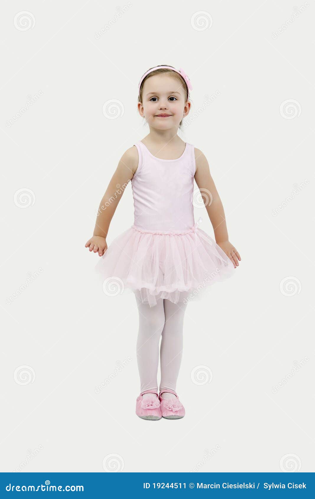 Étirage De Ballerine De Ballet De Danseuse De Petite Fille Photo stock -  Image du femelle, verticale: 64730824