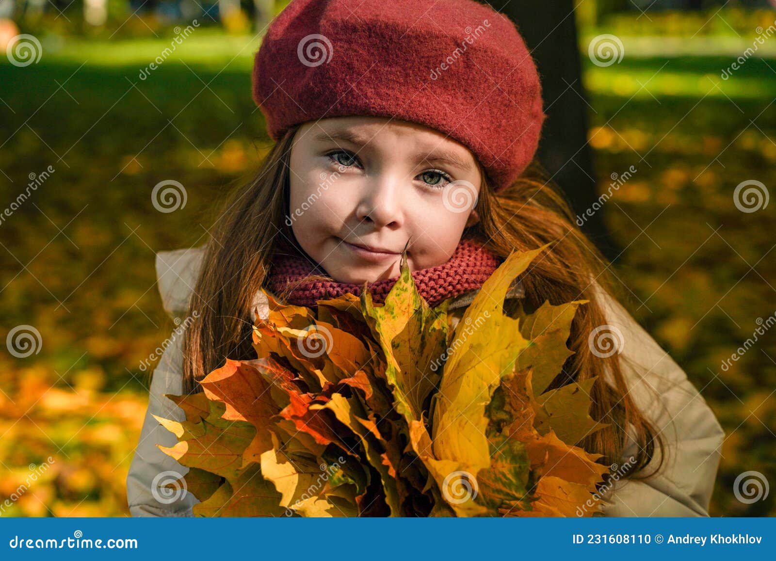 Petite Fille Se Trouve Dans Son Lit Dans Un Bonnet De Nuit Avec Un Livre  Pour Enfants Et Sourit