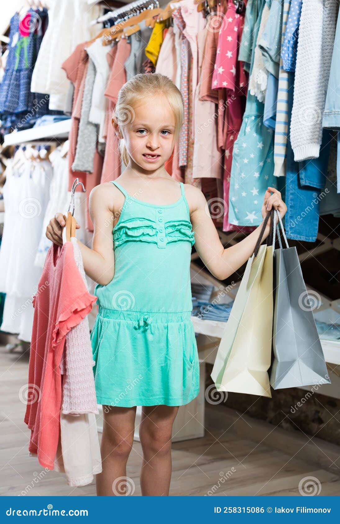 Petite Fille Dans Un Magasin De Vêtements Pour Enfants Photo stock