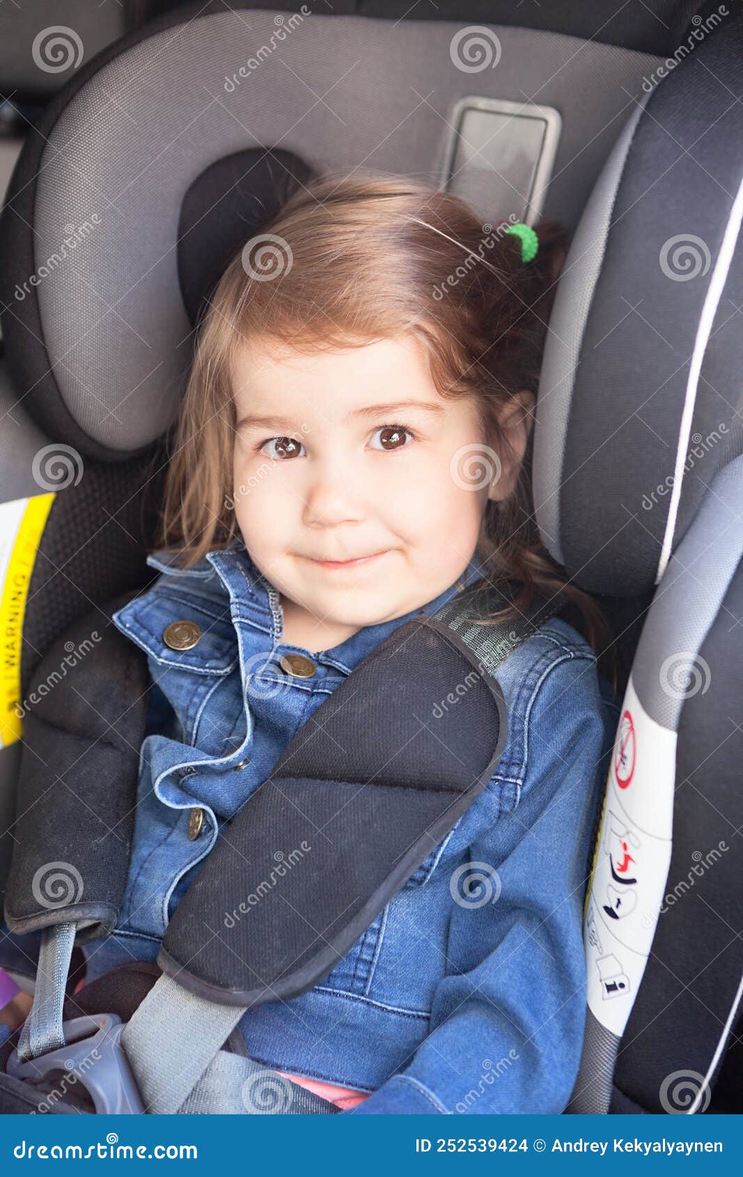 Petite Fille Dans Un Siège De Voiture Portrait Regardant La Caméra Photo  stock - Image du automobile, adorable: 252539424