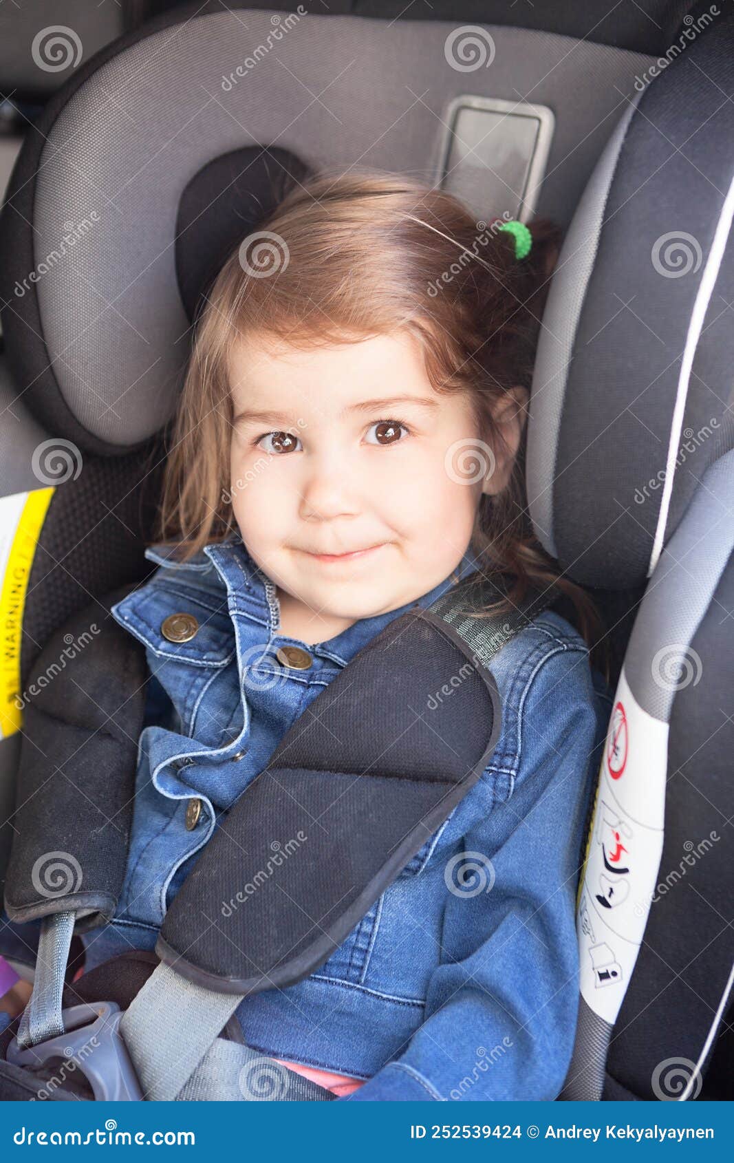 https://thumbs.dreamstime.com/z/petite-fille-dans-un-si%C3%A8ge-de-voiture-portrait-regardant-la-cam%C3%A9ra-est-auto-252539424.jpg