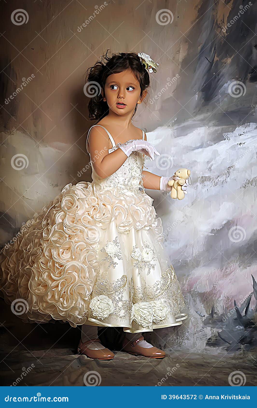 Petite Fille De 5 Ans En Robe Princesse Blanche Photo stock