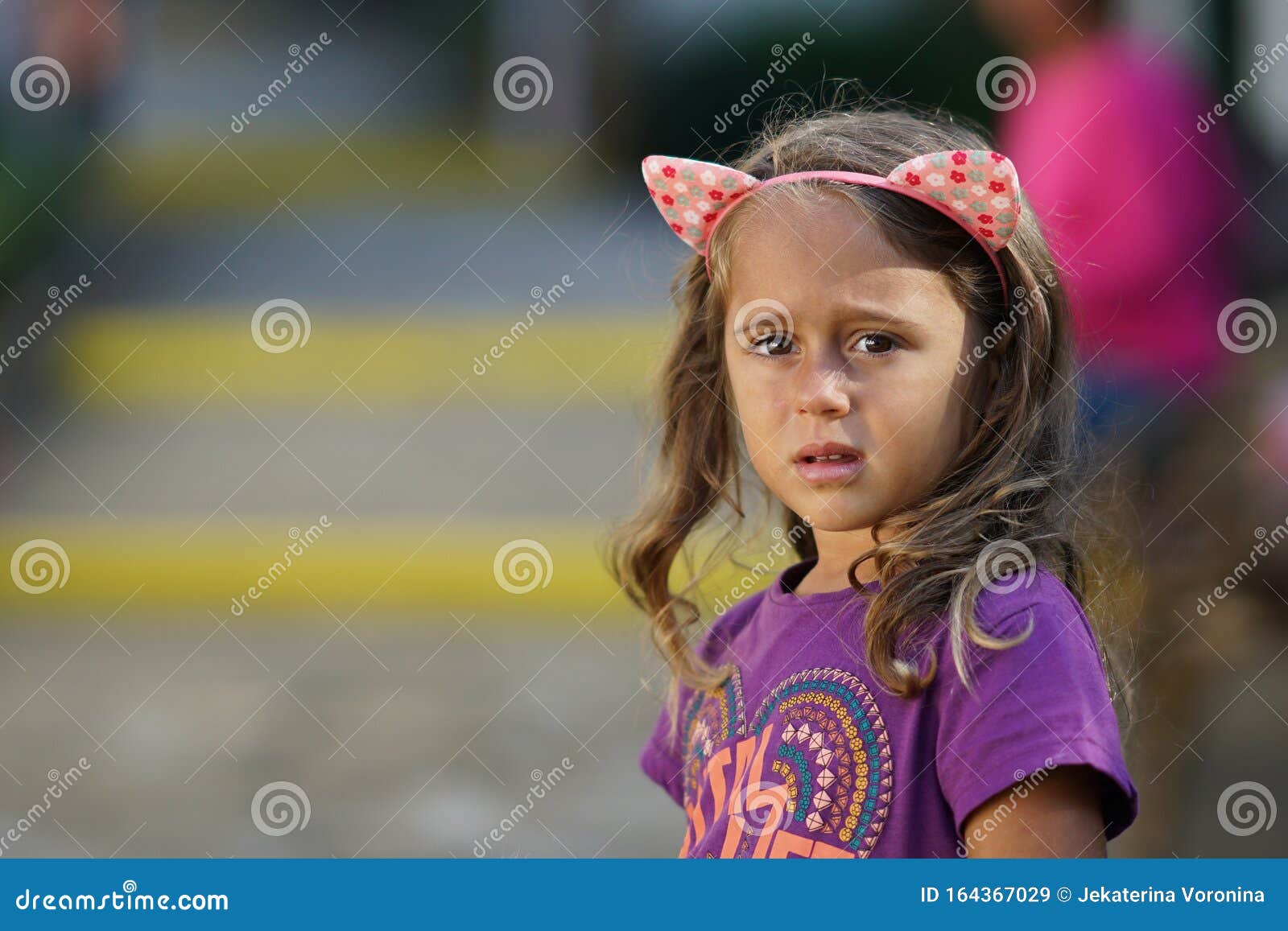 Petite Fille De 4 Ans Avec Clip Coiffure Image stock - Image du