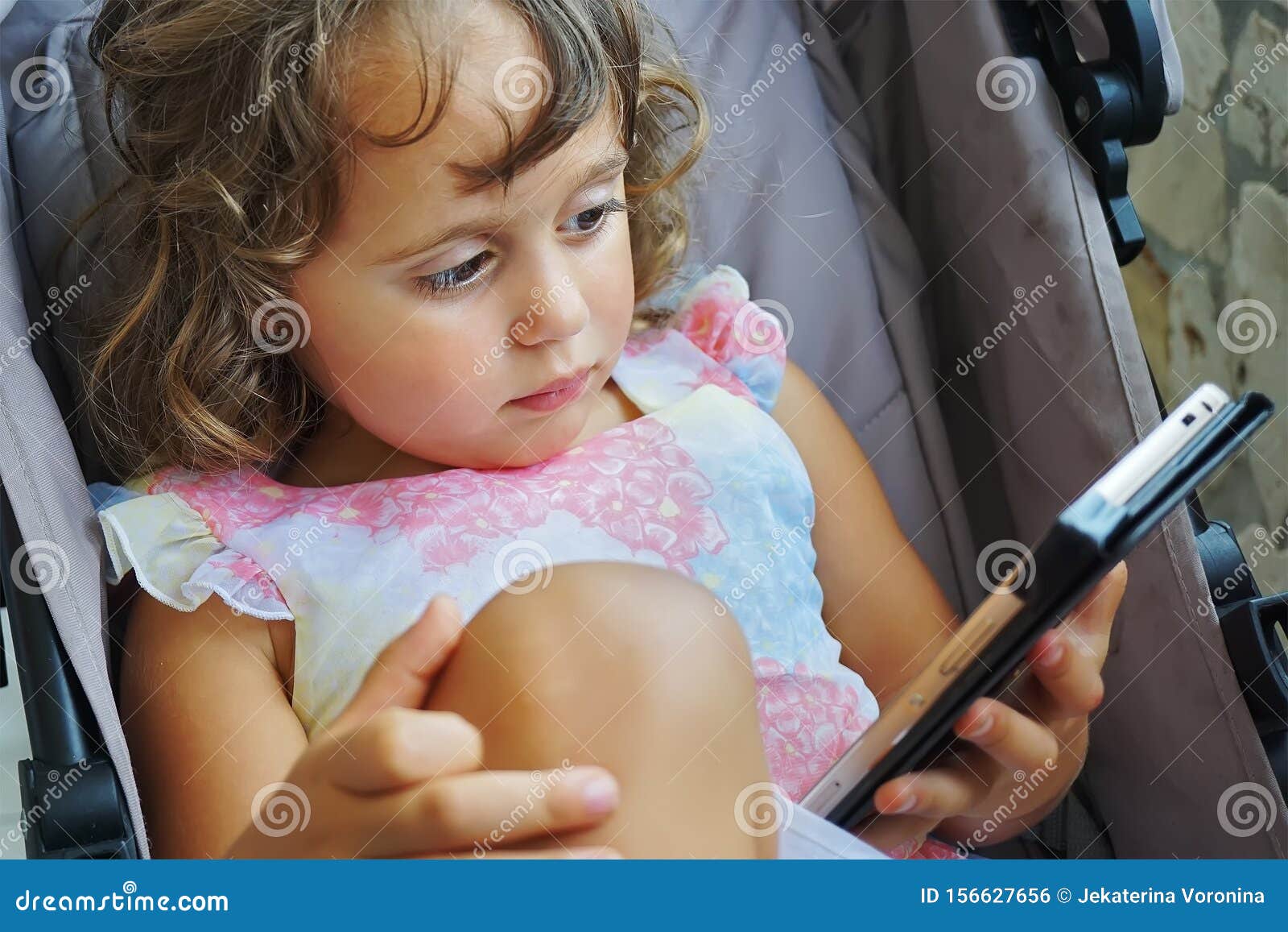 Petite Fille De 3 Ans Avec Téléphone Portable Photo stock - Image du  bonheur, vieux: 156627656