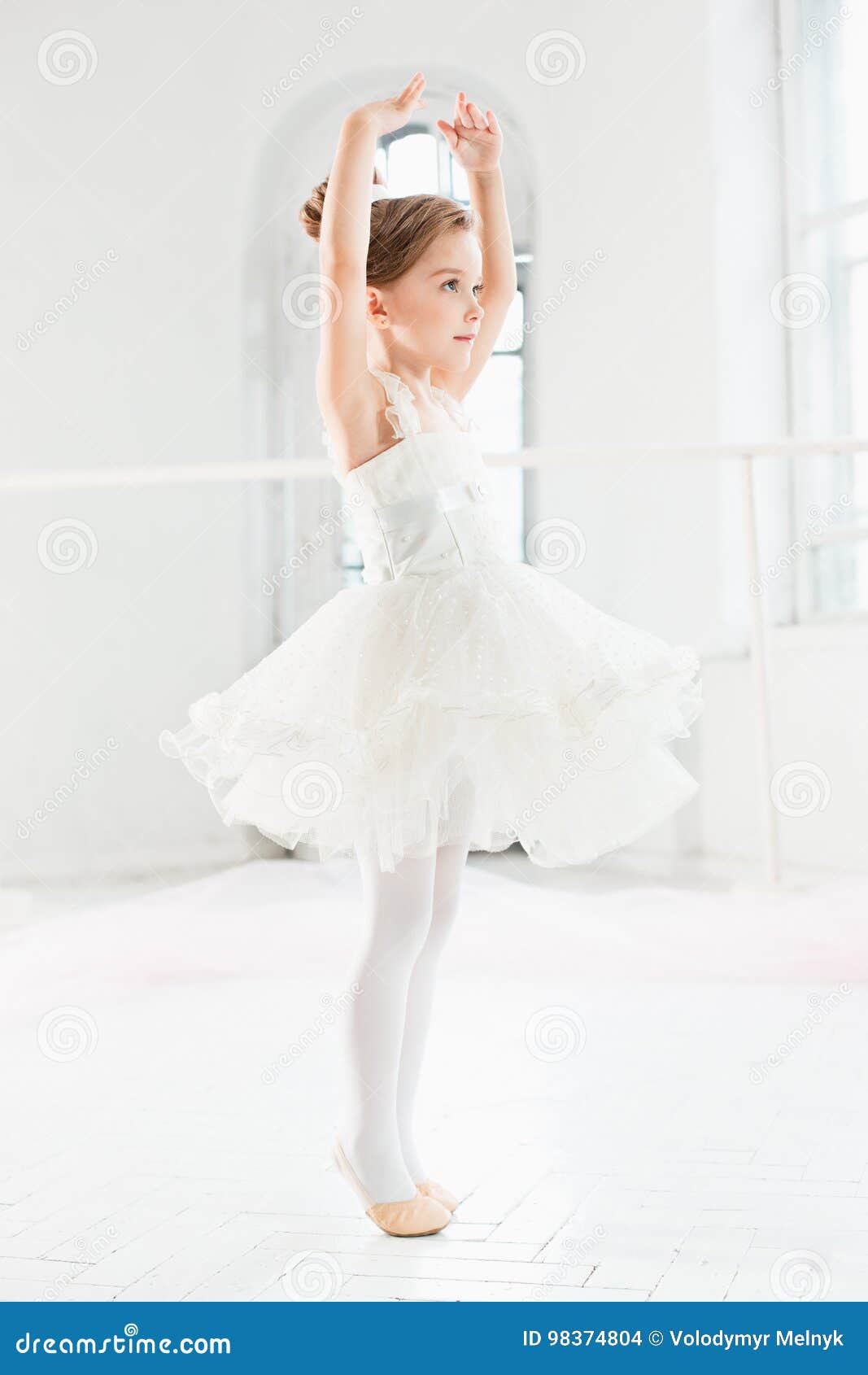 Petite Fille De Ballerine Dans Un Tutu Enfant Adorable Dansant Le Ballet  Classique Dans Un Studio Blanc Photo stock - Image du adorable, costume:  98374804