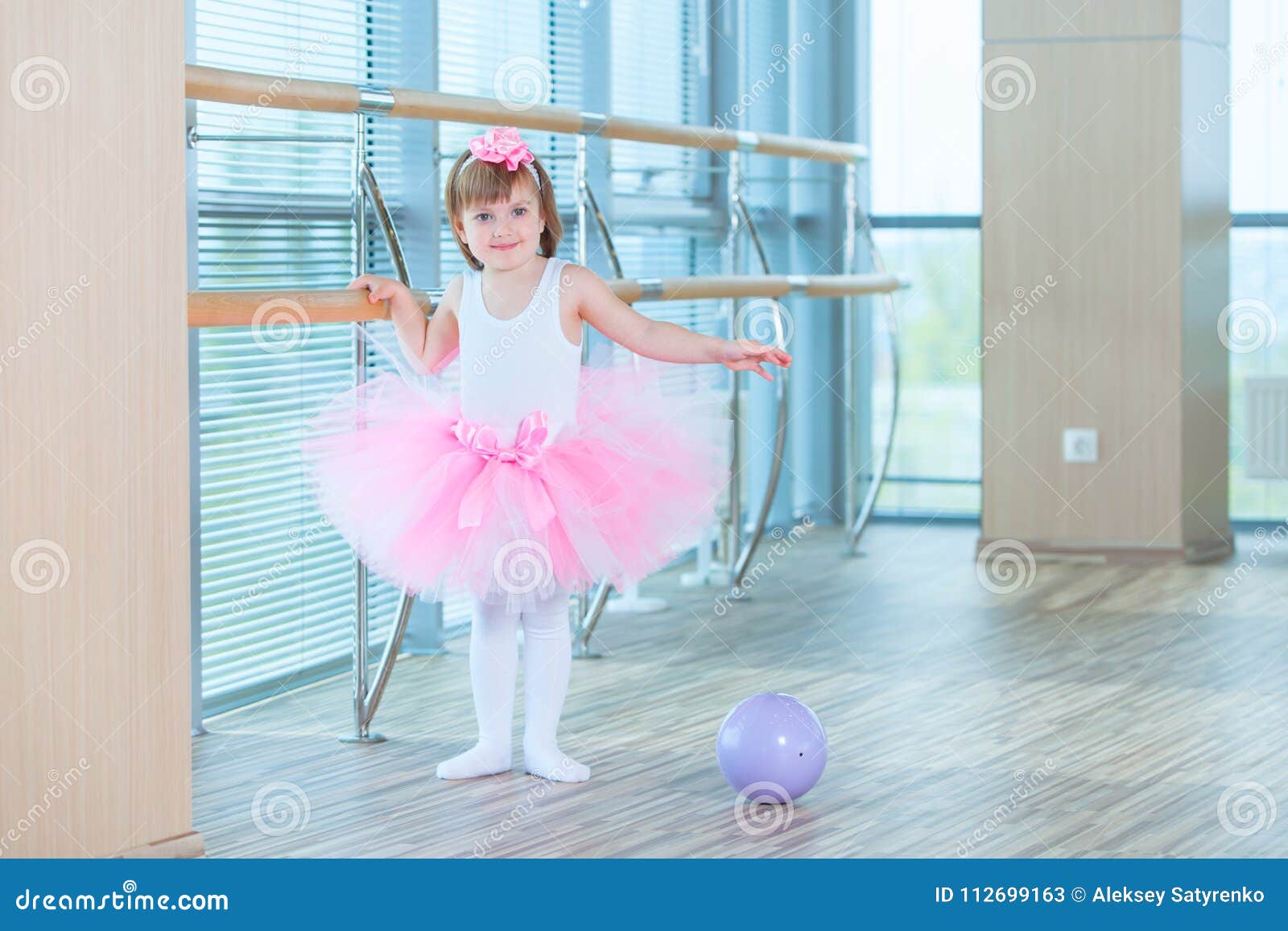 Petite Fille De Ballerine Dans Un Tutu Enfant Adorable Dansant Le