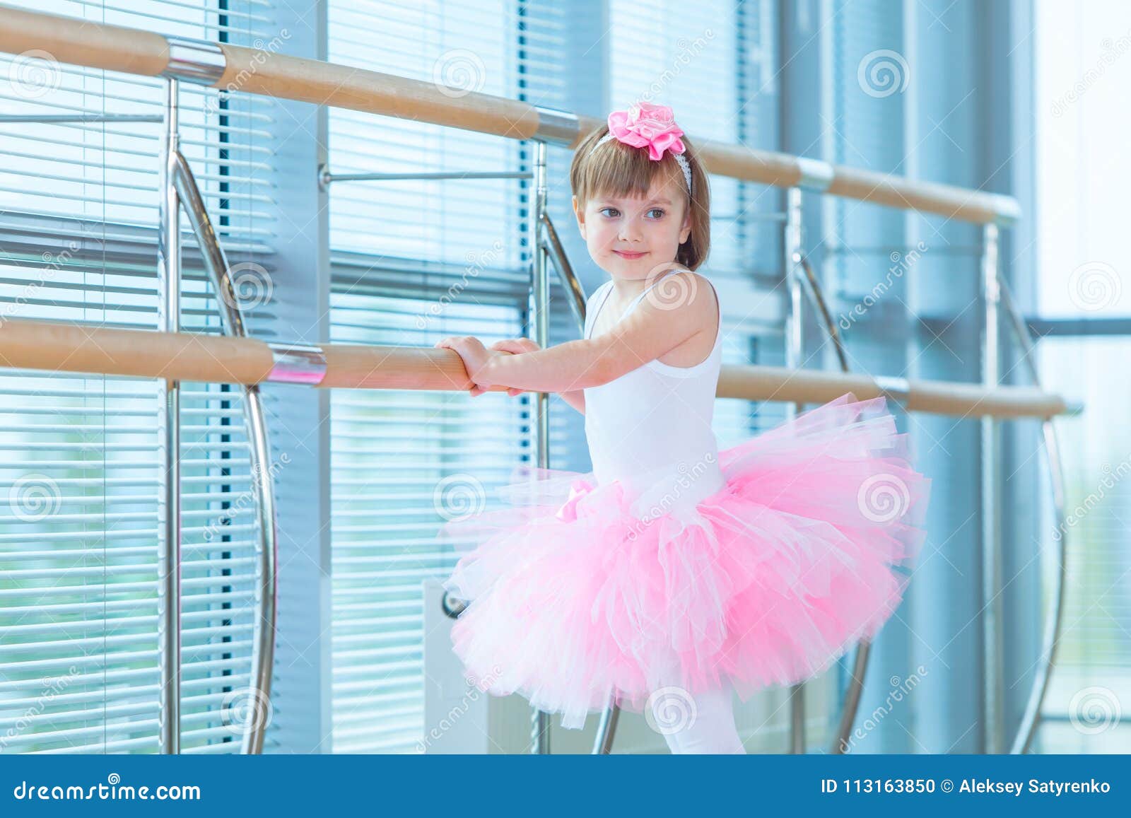 Petite Fille De Ballerine Dans Un Tutu Enfant Adorable Dansant Le
