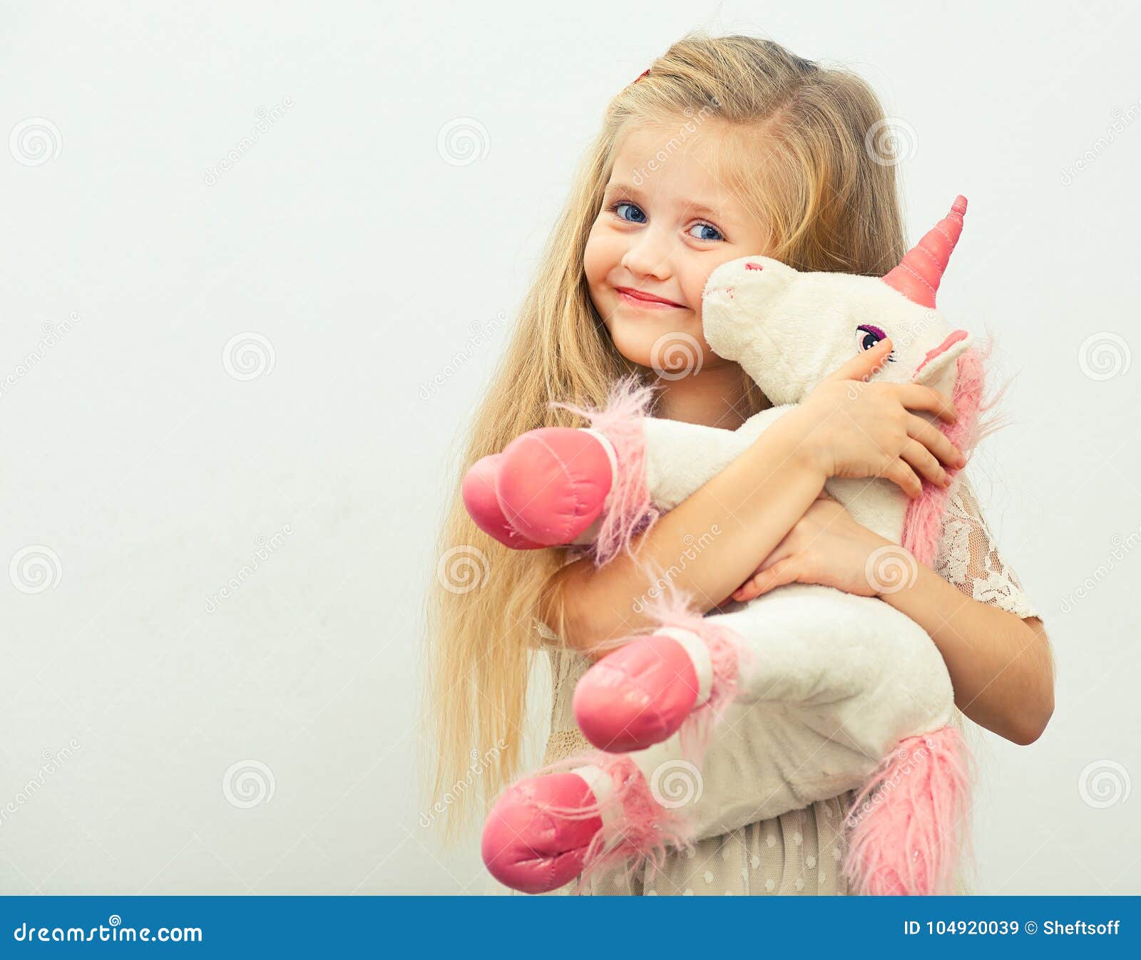 Petite Fille De Sourire Avec Le Jouet Blanc De Licorne Image stock - Image  du adorable, rose: 104920039