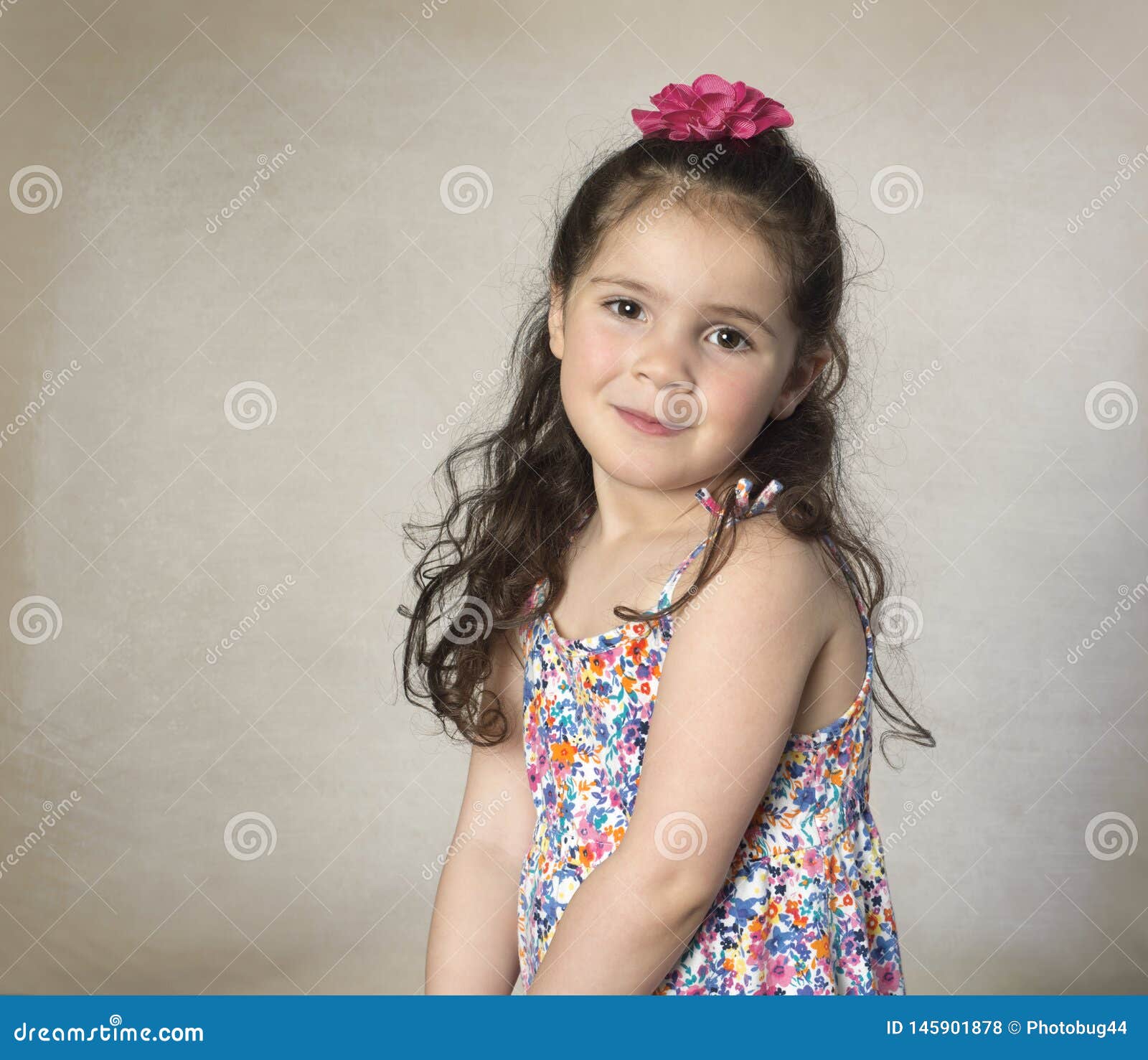 Petite Fille Douce Avec De Longs Cheveux Bruns Photo Stock Image Du People Gosse Petite Fille Douce Avec De Longs Cheveux Bruns Photo Stock Image Du People Gosse