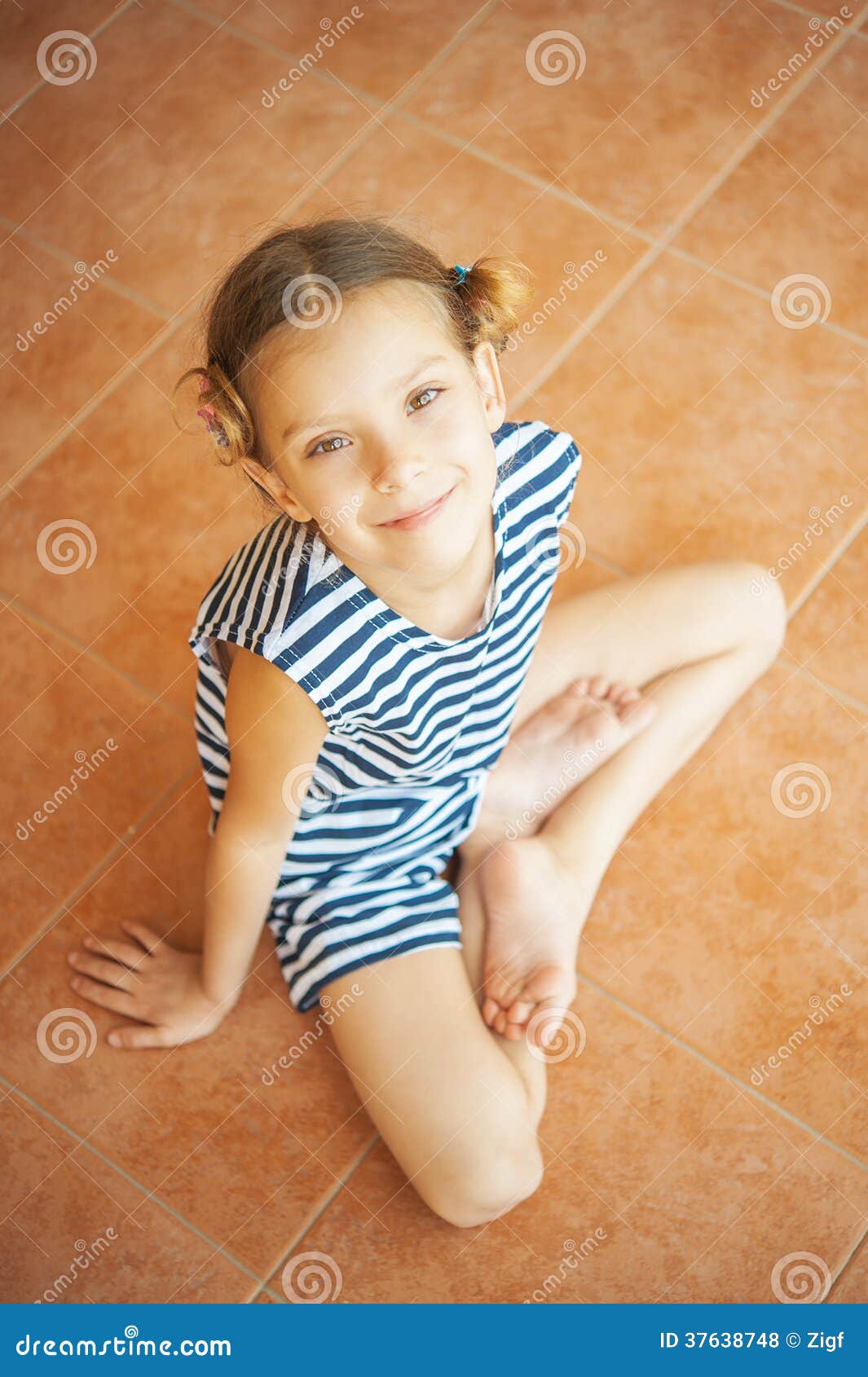 Petite Fille En Position De Lotus Photo stock Image du enfants