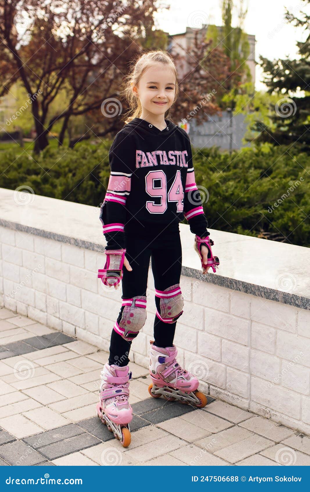 Petite Fille En Rollerblading Dans La Protection D'automne Dans Le