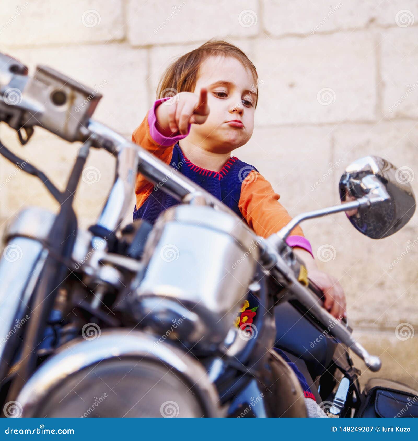 Petite Fille Fra Che De Motard Jouant Et Ayant L Amusement Sur La Moto Mode Portrait Humoristique Des Points D Enfant La Route Image Stock Image Du Frais Moteur Petite Fille Fra Che De Motard Jouant Et Ayant L Amusement Sur La Moto Mode Portrait Humoristique Des Points D Enfant La Route Image Stock Image Du Frais Moteur
