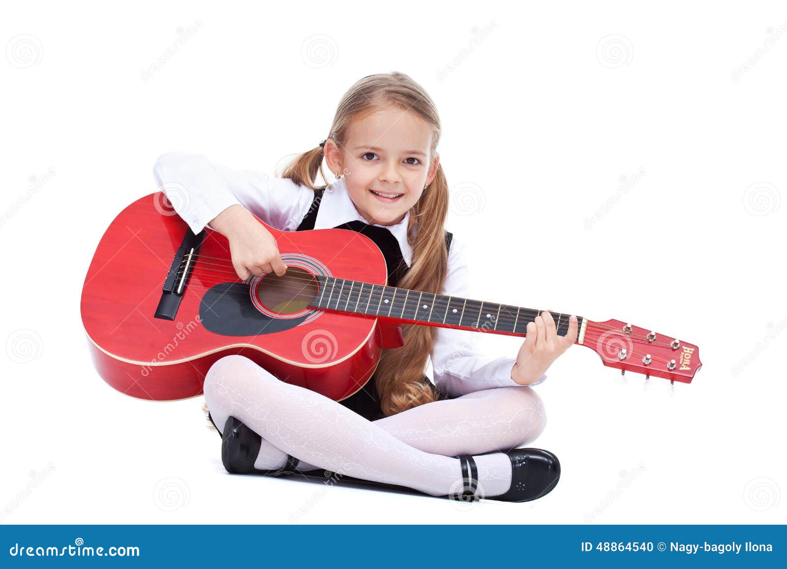 Petite Fille Heureuse Avec La Guitare Photo stock - Image du expression,  prise: 48864540
