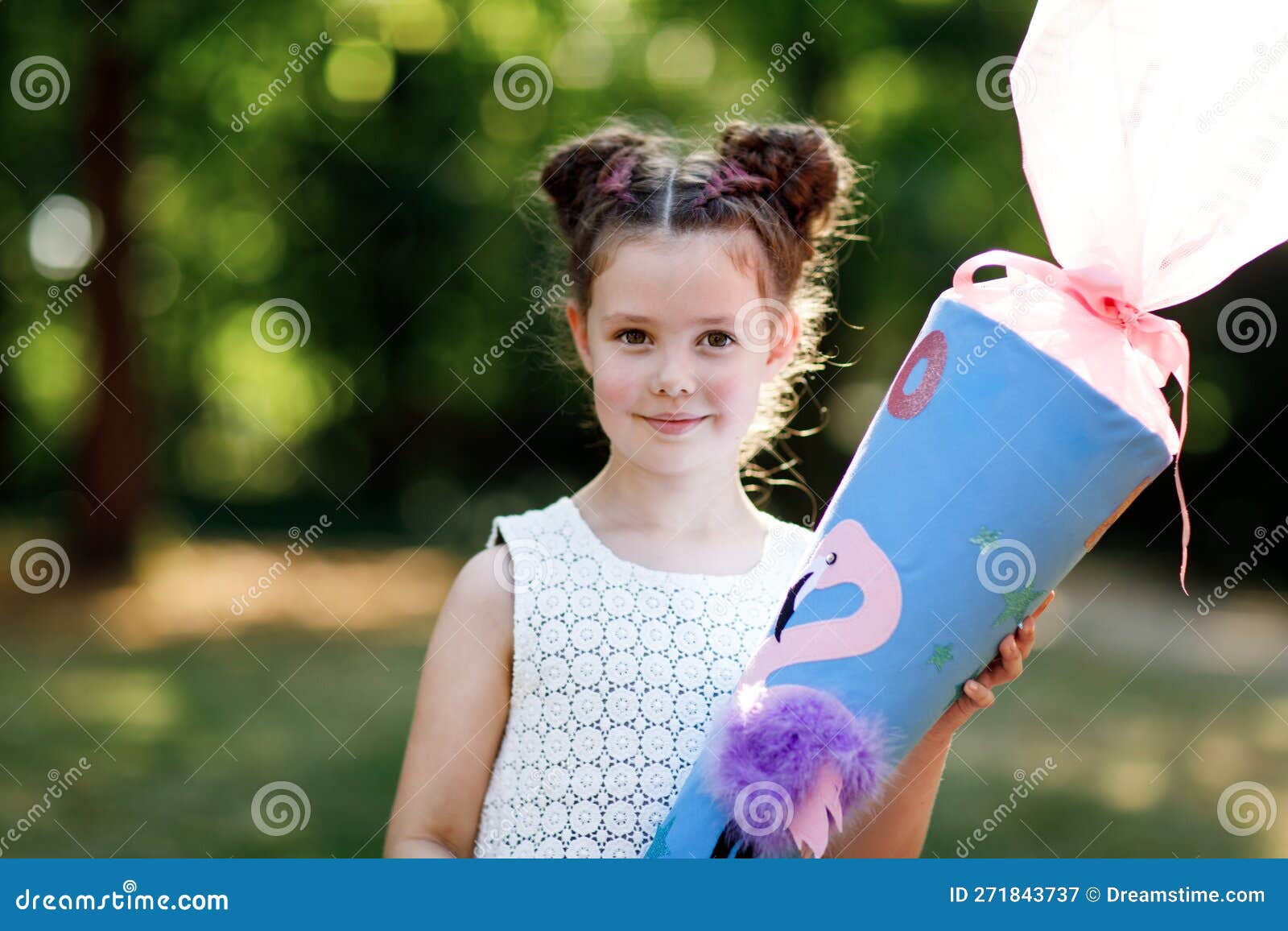 Heureux petit garçon en chemise colorée et sac à dos ou sacoche lors de son  premier