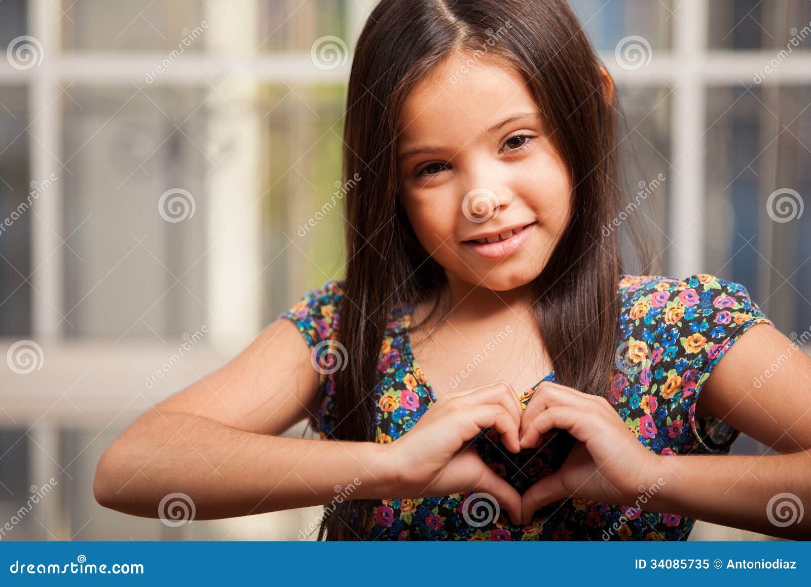 Petite Fille Heureuse Dans L Amour Image Stock Image Du Oeil Forme