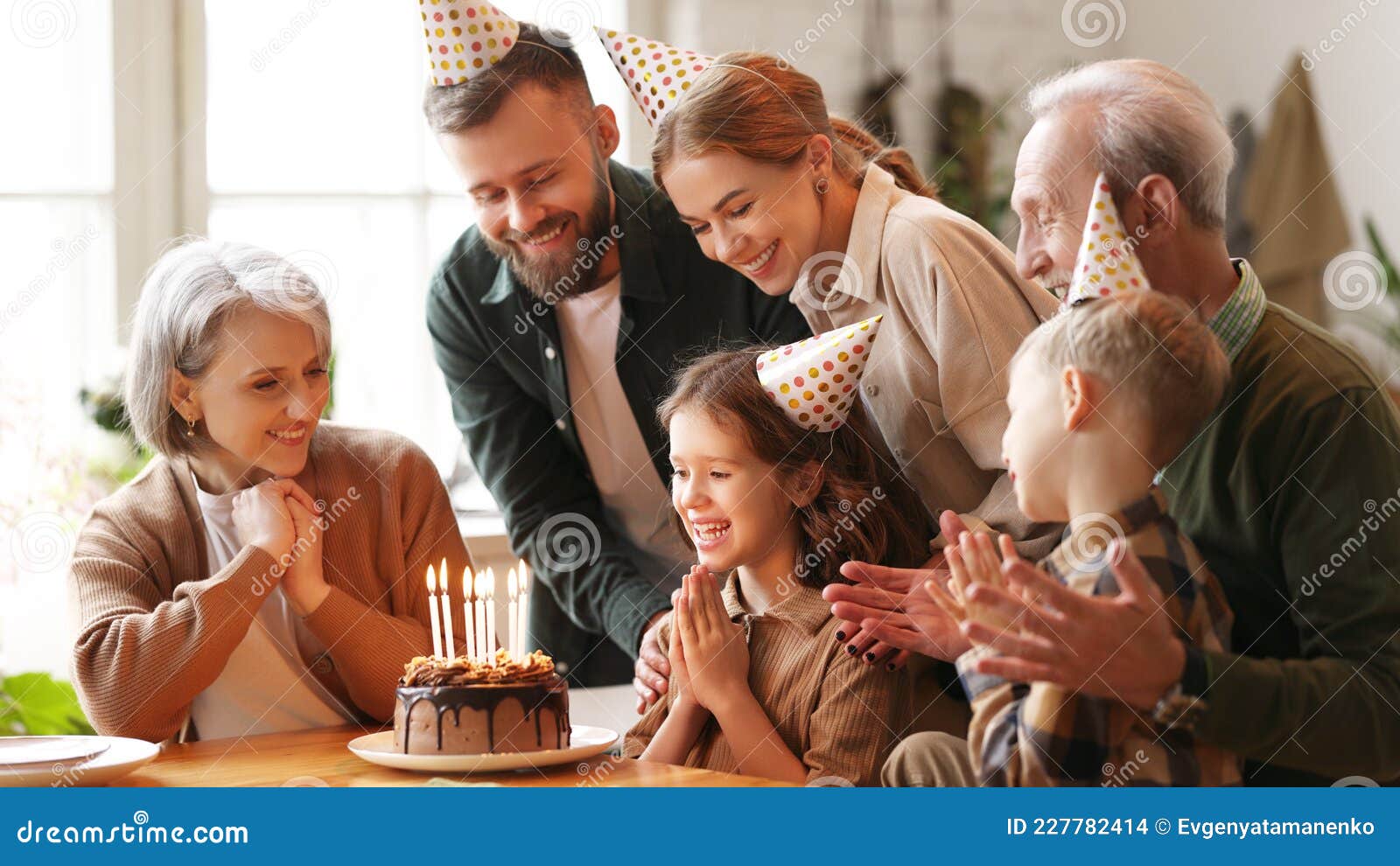 Petite Fille Heureuse Fetant L Anniversaire Avec La Famille A La Maison En Regardant Le Gateau Avec Des Bougies Allumees Photo Stock Image Du Gateau Grand