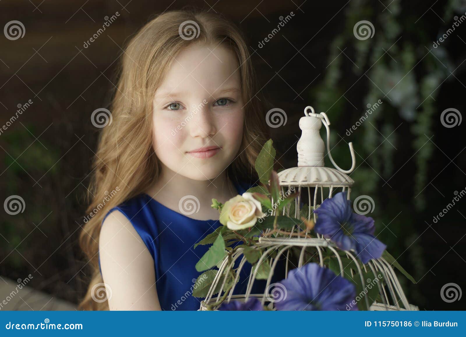 Petite Fille Heureuse Jugeant La Cage à Oiseaux Décorative