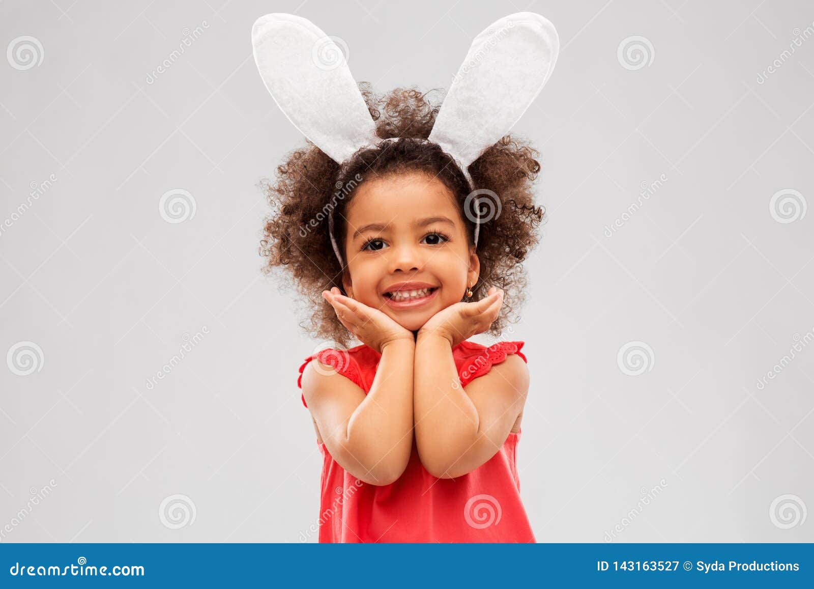 Petite Fille Heureuse Portant La Pose D'oreilles De Lapin De Pâques Image  stock - Image du loisirs, lapin: 143163527