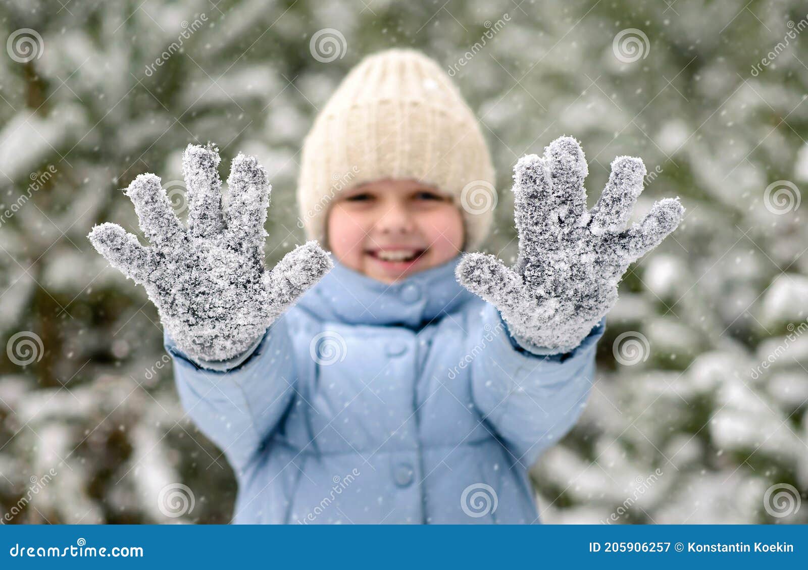 Petite Fille Hors Rire Focale Jouant Avec La Neige Sur Ses Gants. Un Enfant  Aux Vêtements Chauds D'hiver Image stock - Image du froid, heureux:  205906257