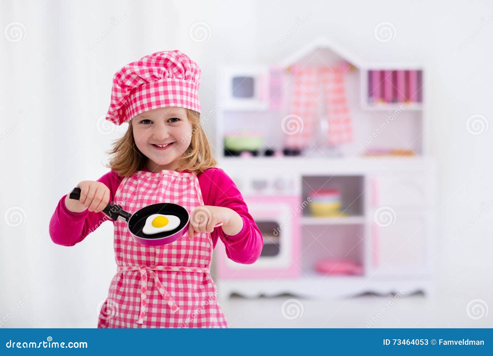 Petite Fille Jouant Avec La Cuisine De Jouet Image stock - Image du  chapeau, plaque: 73464053