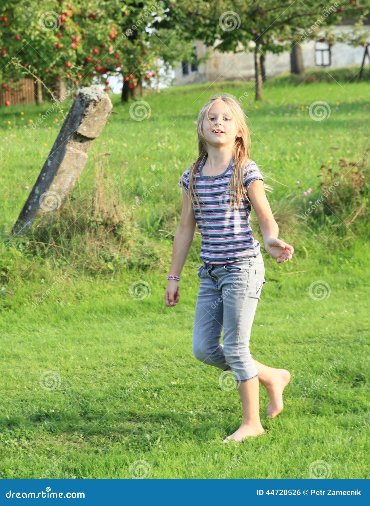 https://thumbs.dreamstime.com/z/petite-fille-marchant-nu-pieds-44720526.jpg