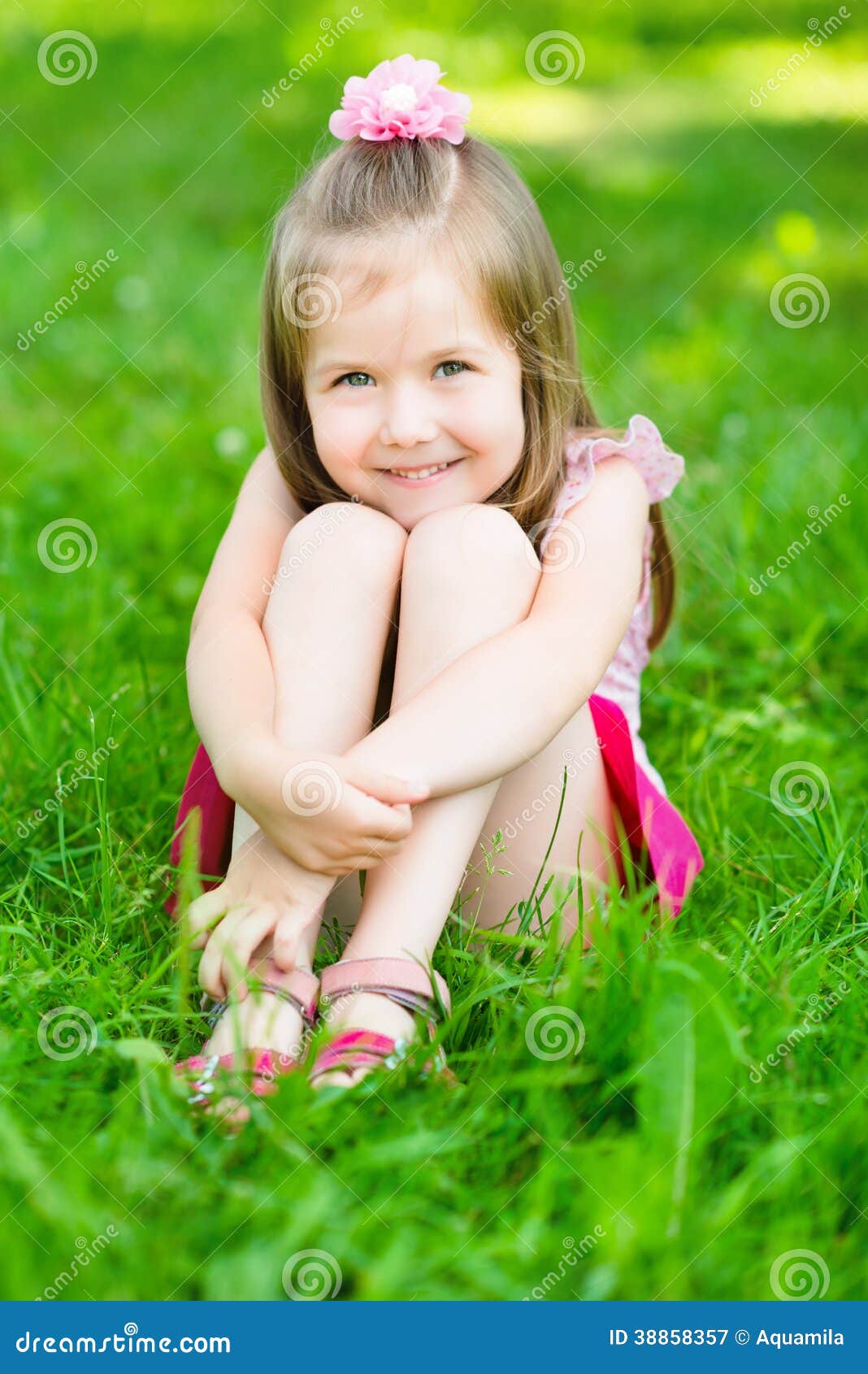 Enfant De Sourire Mignon De Petite Fille Séchant Ses Longs Cheveux Avec Le  Sèche-cheveux Photo stock - Image du rose, attrayant: 134279056