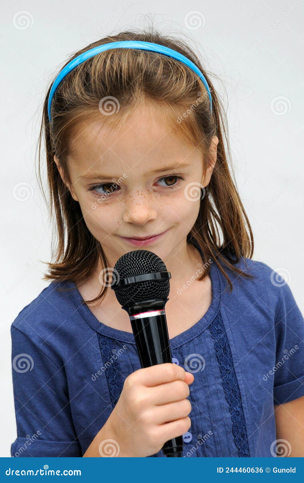 Petite Fille Mignonne Chante Une Chanson Karaoké Avec Microphone Photo  stock - Image du fillette, honteux: 244460636
