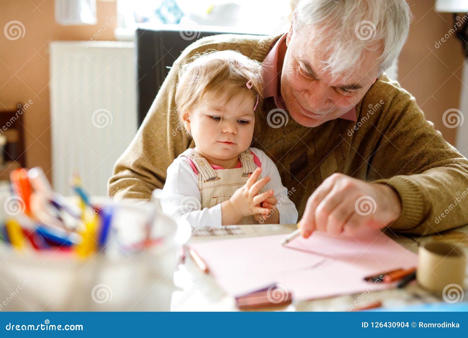 Petite Fille Mignonne D Enfant En Bas Age De Bebe Et Peinture Premiere Generation Superieure Belle Avec Les Crayons Colores A La Photo Stock Image Du Watercolors Apprenez Petite Fille Mignonne D Enfant En Bas Age De Bebe Et Peinture Premiere Generation Superieure Belle Avec Les Crayons Colores A La Photo Stock Image Du Watercolors Apprenez