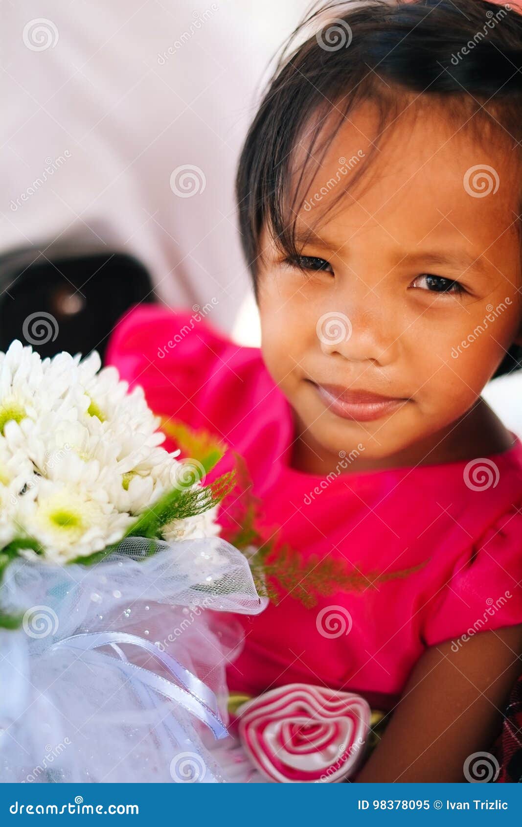 Petite Fille Mignonne Dans La Robe Rose Tenant Le Bouquet De