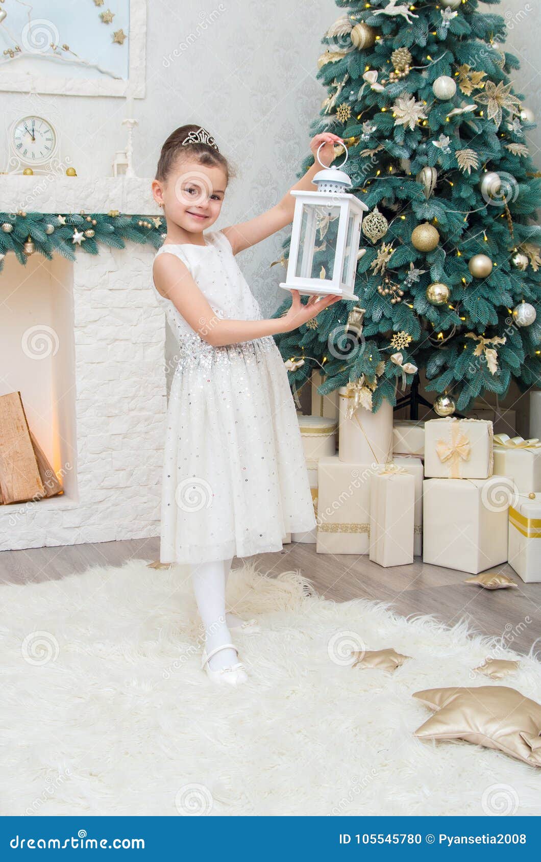 Petite Fille De Trois Ans Dans Une Robe Blanche Souriant à L'arbre