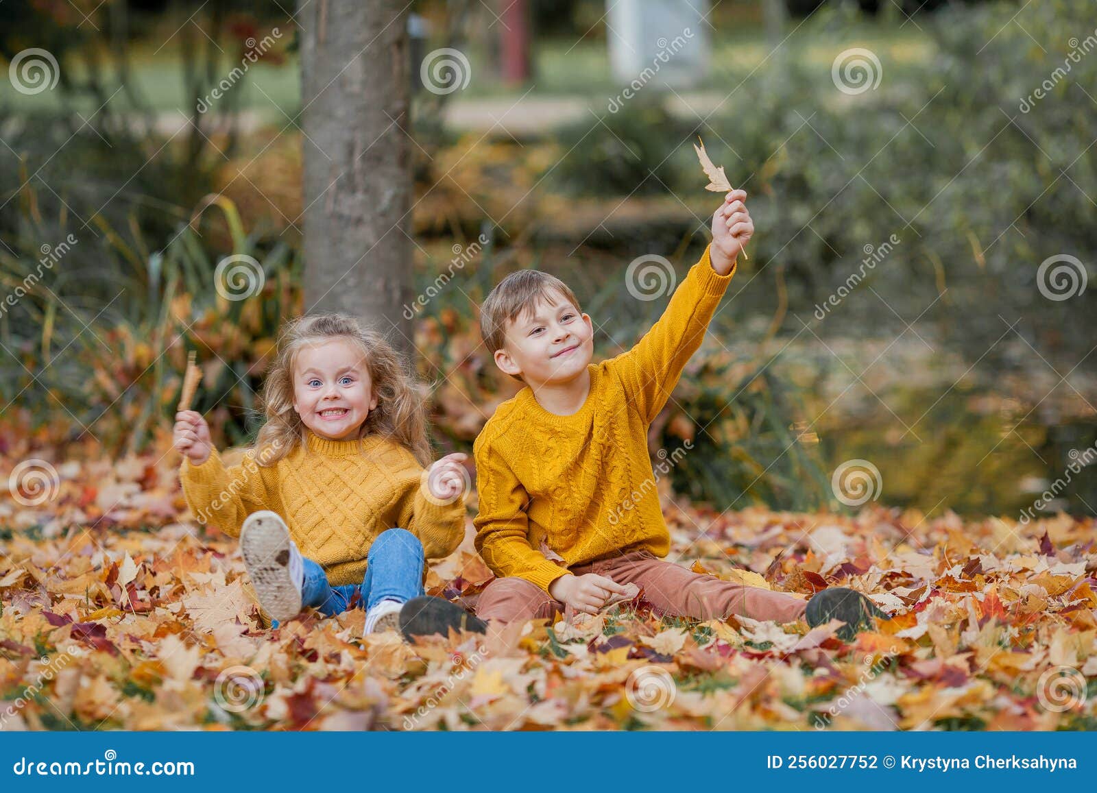 Mignon Petit Garçon De 7 Ans Joue Dans Le Parc Lumineux D'automne Portrait  D'un Enfant Heureux