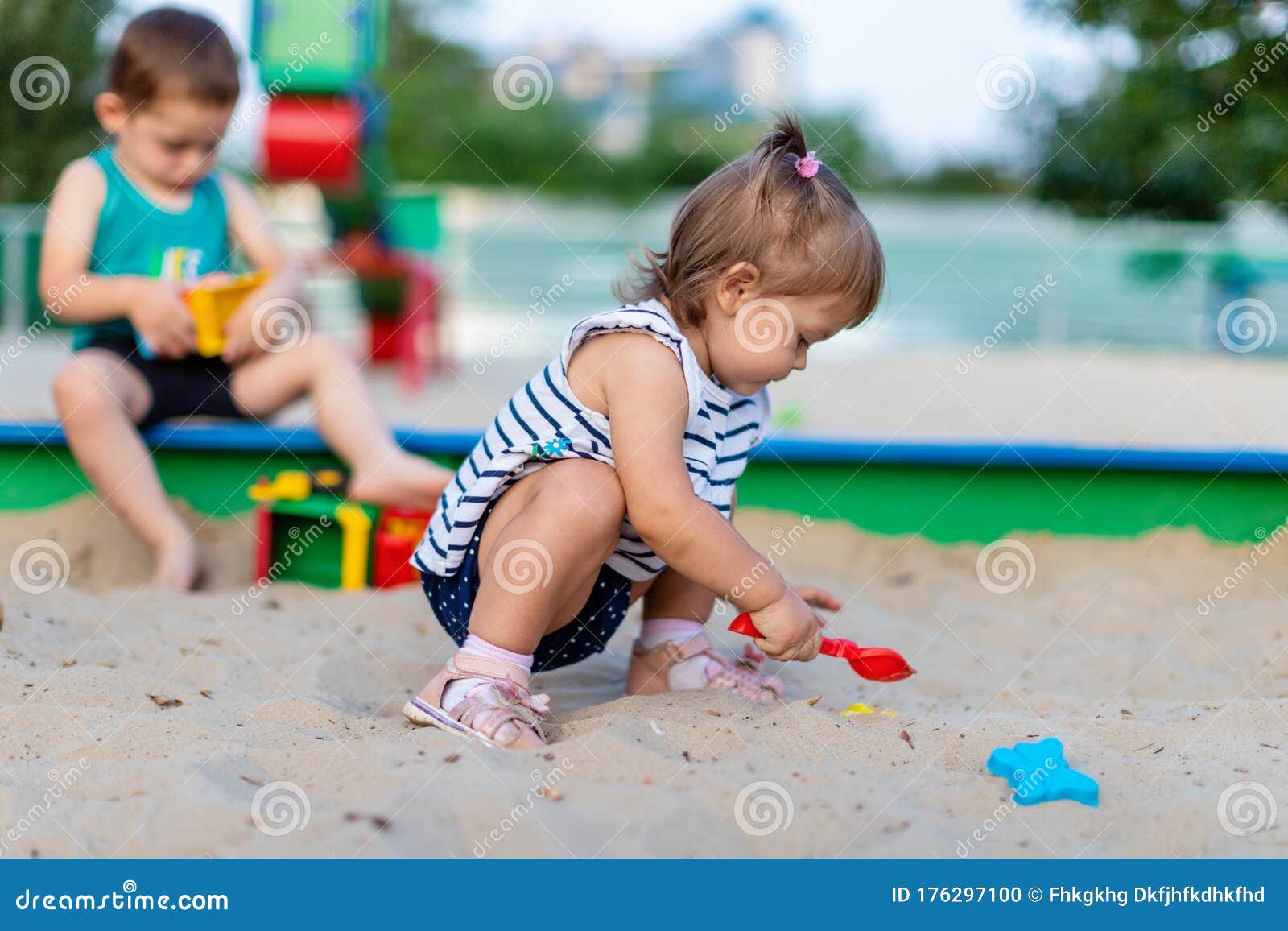 Mignonne Petite Fille Drôle De 4 à 5 Ans Portant Un Pull Rose Vif S'amusant  à Jouer Dans Le Parc En Plein Air