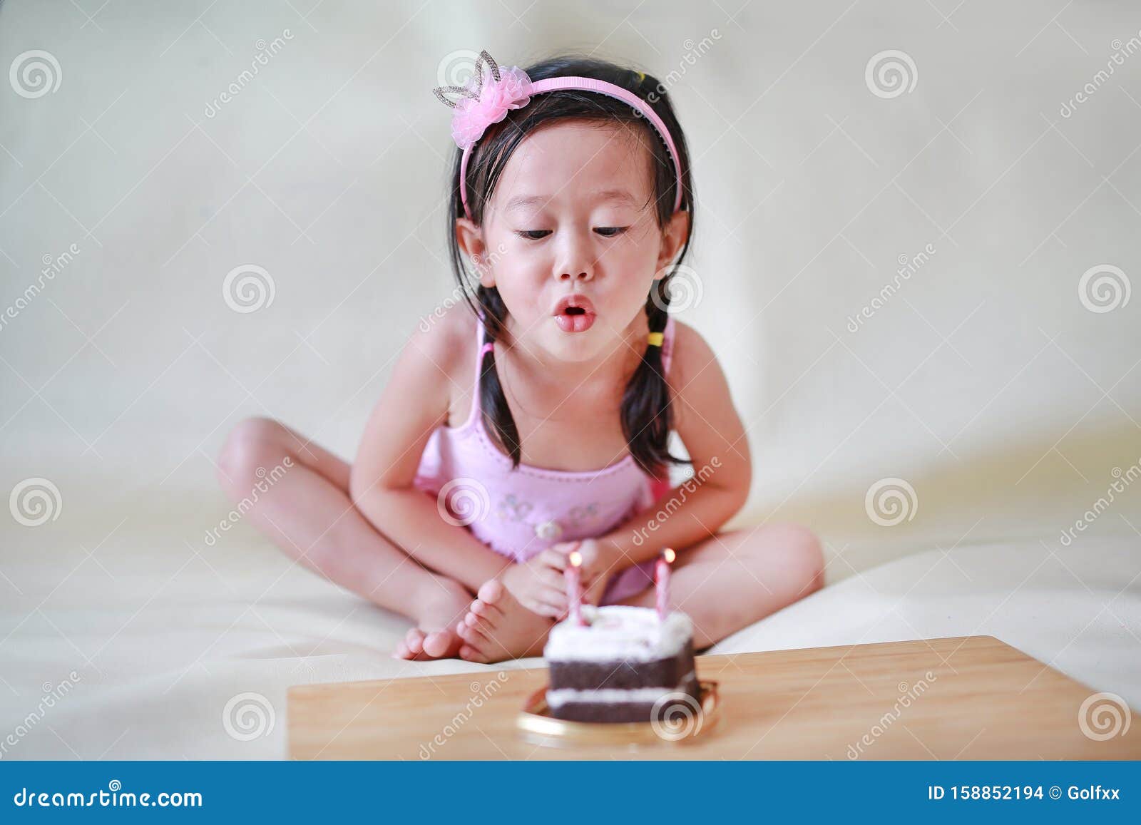 Petite Fille Mignonne Qui Souffle Des Petites Bougies D Anniversaire Enfant De 2 Ans Celebrant Sa Fete Photo Stock Image Du Enfant Petite