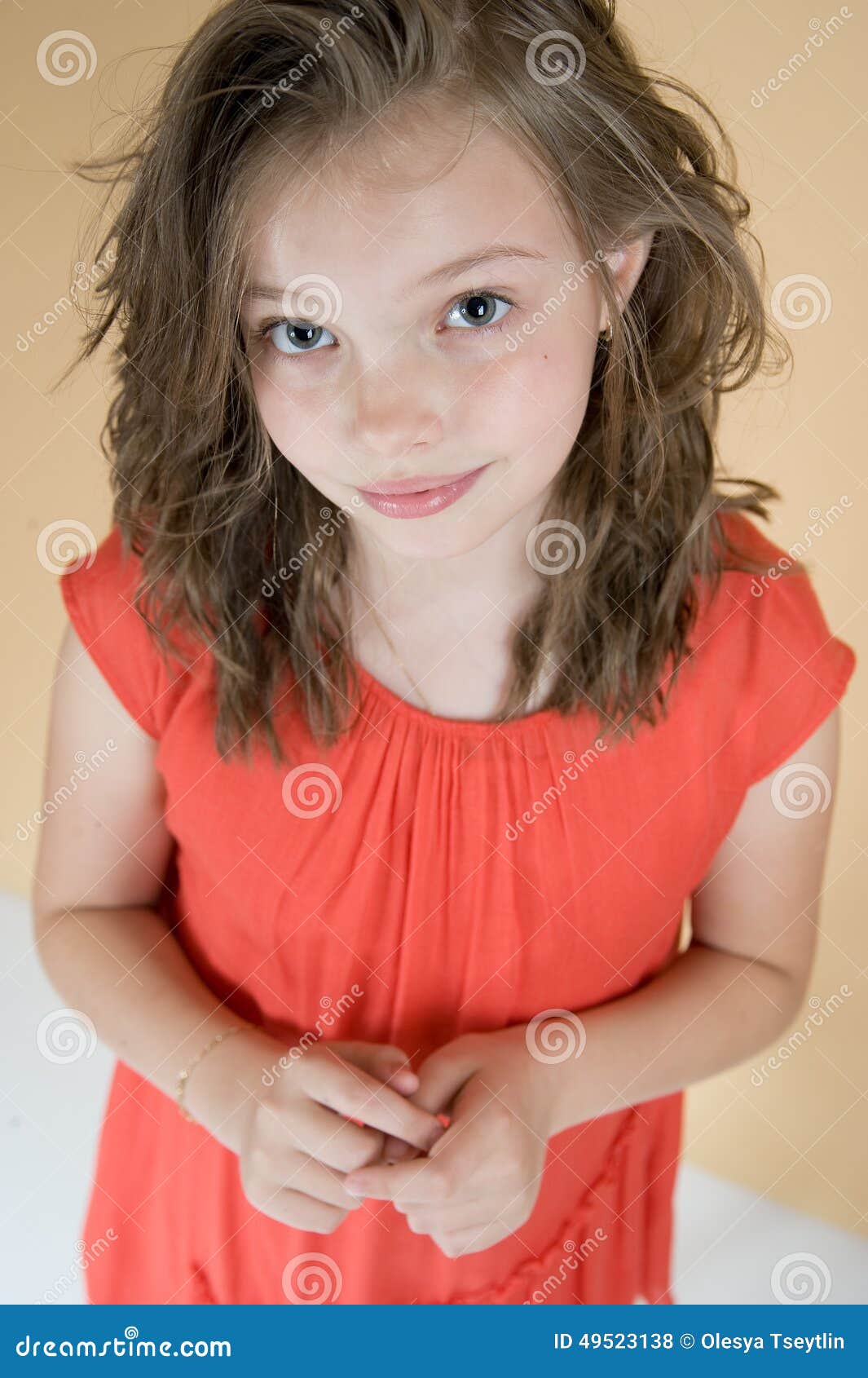 Petite Fille Modeste (8 Ans) Photo stock - Image du brun, enfant