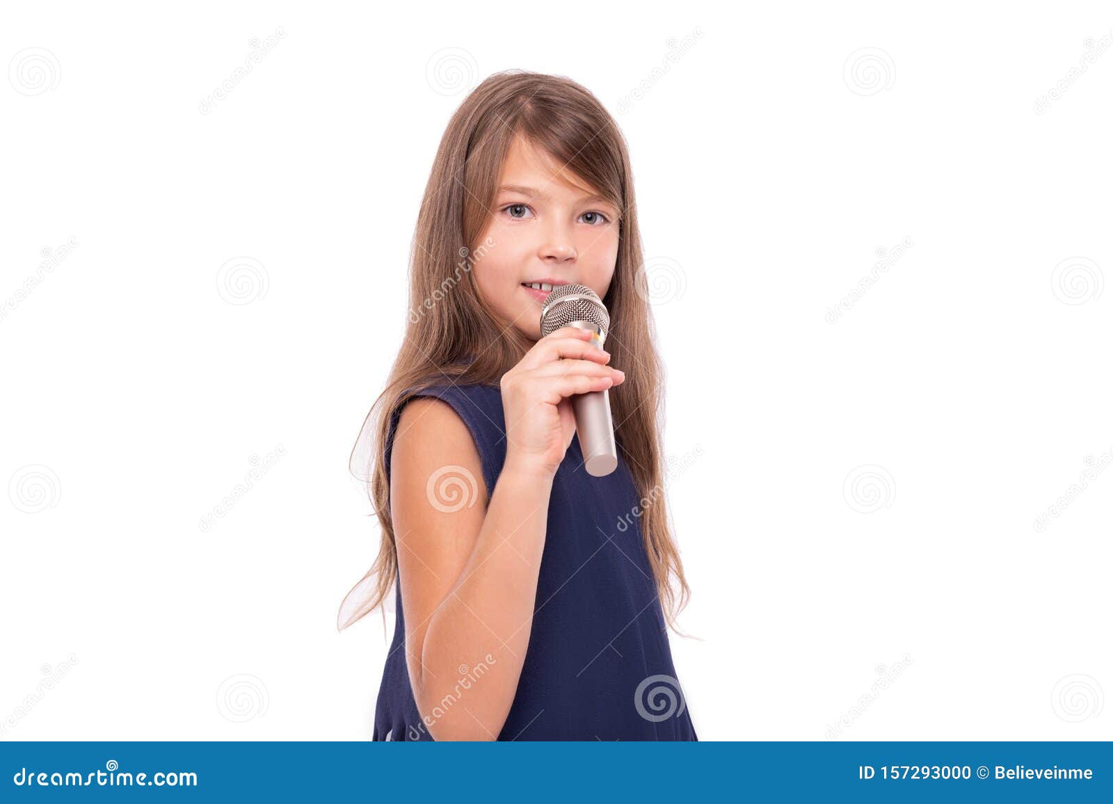 Petite Fille Posant Avec Un Micro Pour Chanter Sur Fond Blanc Photo stock -  Image du exécutez, pièce: 157293000