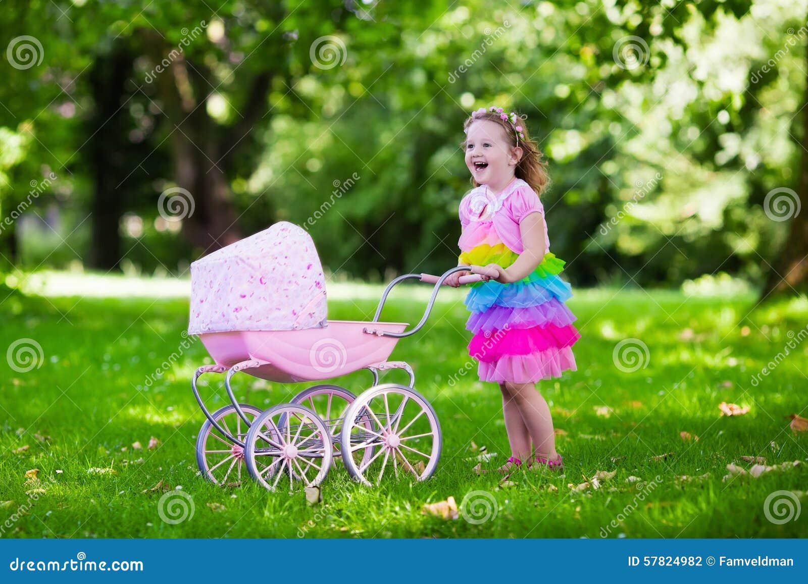 Petite Fille Poussant Une Poussette De Jouet Avec La Poupée Photo stock -  Image du poussette, huche: 57824982