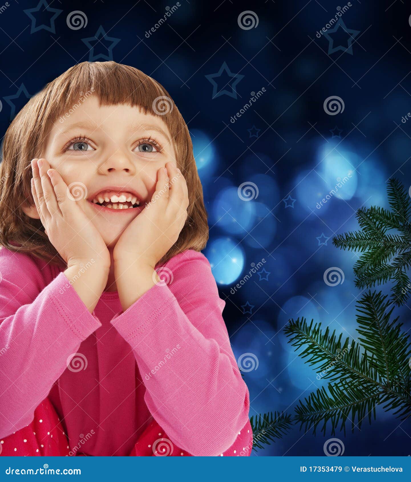Petite fille quatre arbres d'années et de Noël. Petite fille fond quatre années et arbres et bokeh de Noël