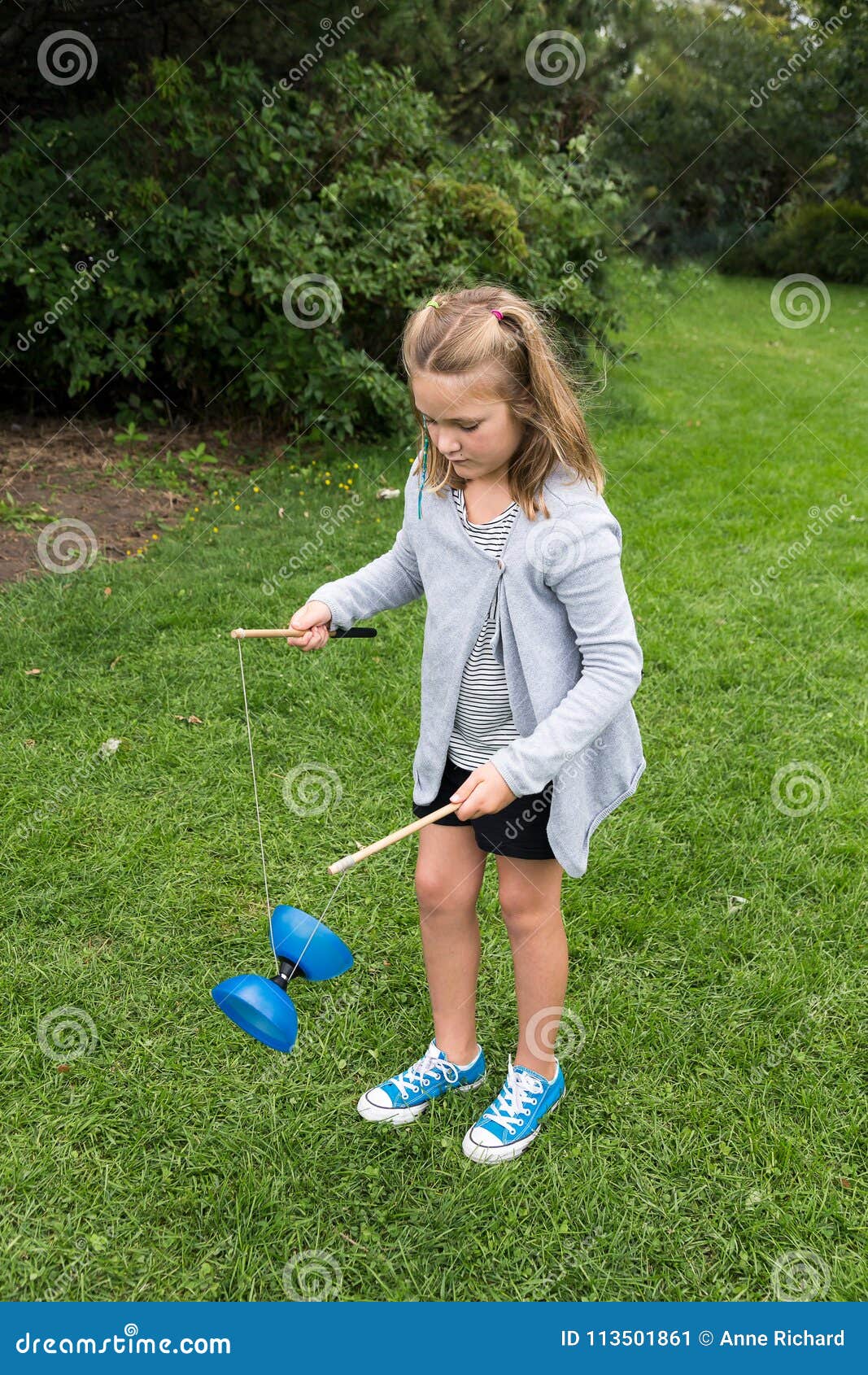 Petite Fille Sérieuse Jonglant Un Diabolo Image stock - Image du extérieur,  fille: 113501861