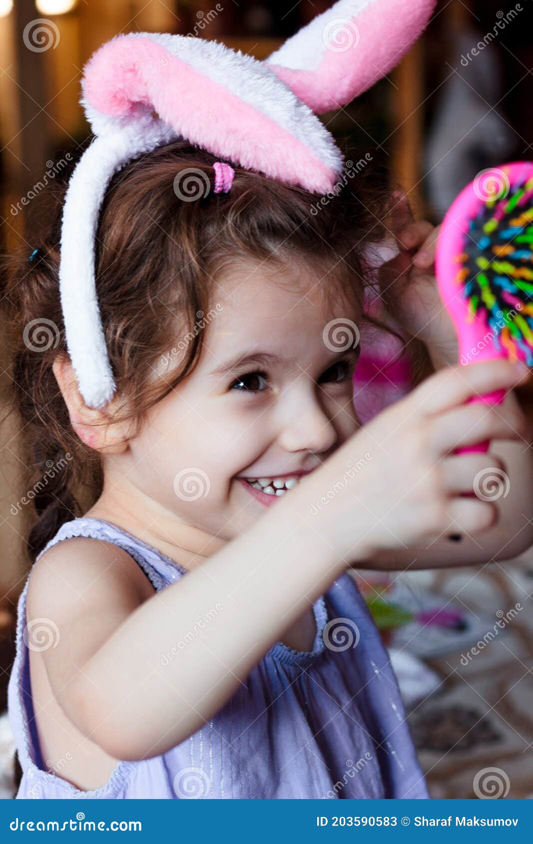 Petite Fille S'amuser Avec Des Oreilles De Lapin Sur La Tête à La Journée  De Pâques. Image stock - Image du fleur, beau: 203590583